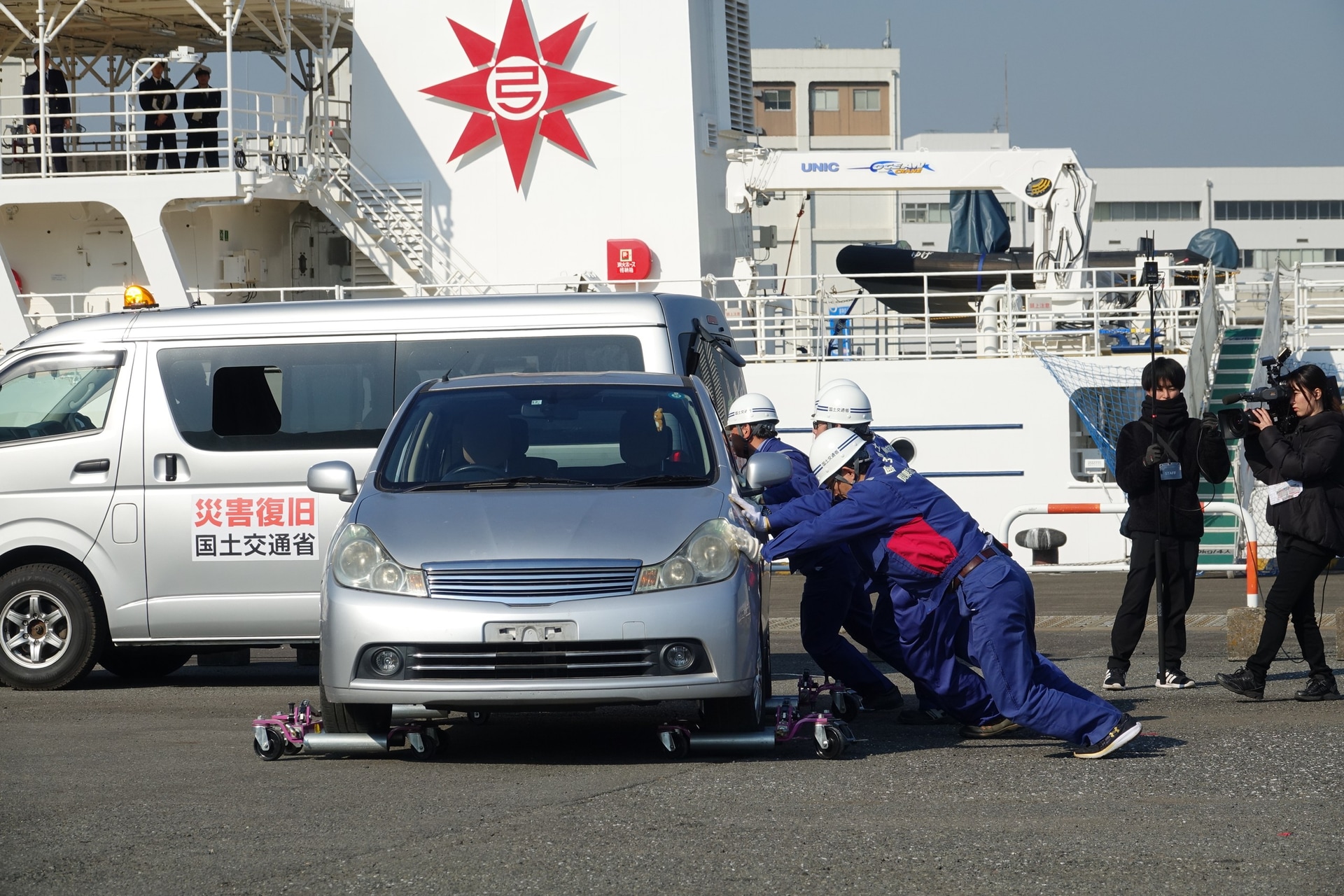 国土交通省 地方整備局が、道路上に放置された車両を移動