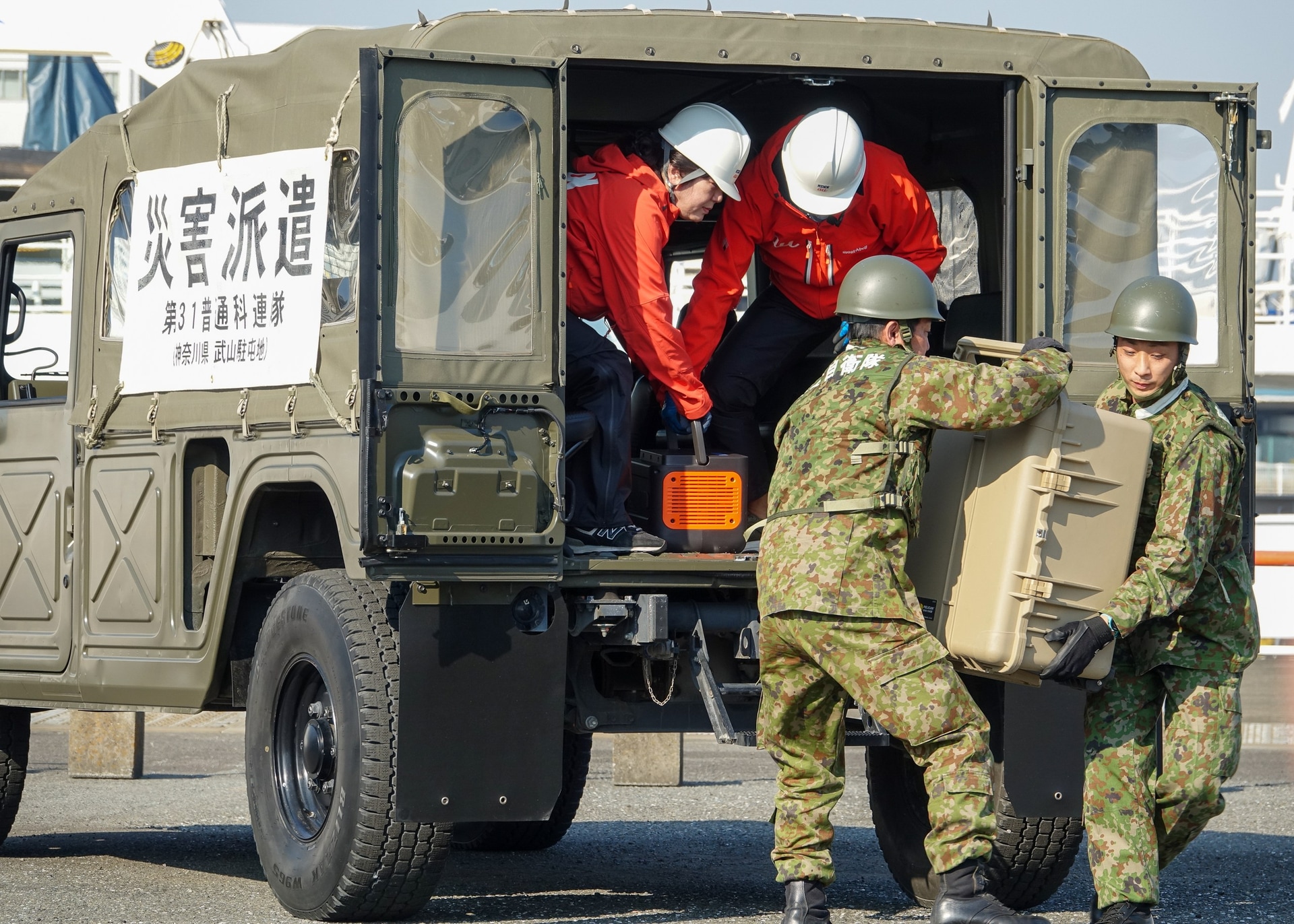 通行できるようになった道路を通り、陸上自衛隊と共にKDDI社員が到着