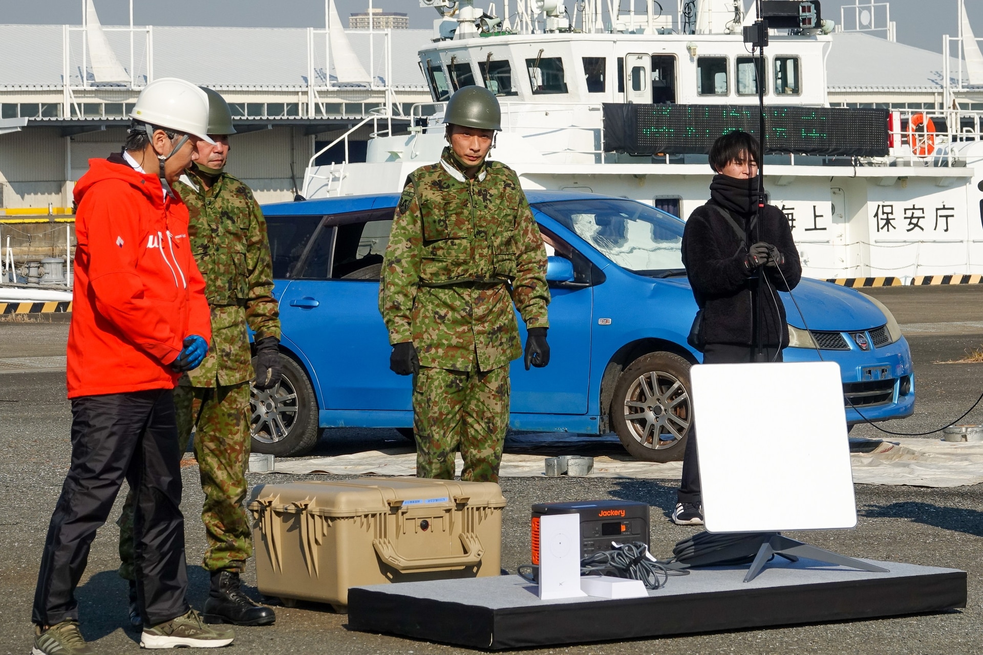 約1分でアンテナの設置、ポータブル電源の接続を完了