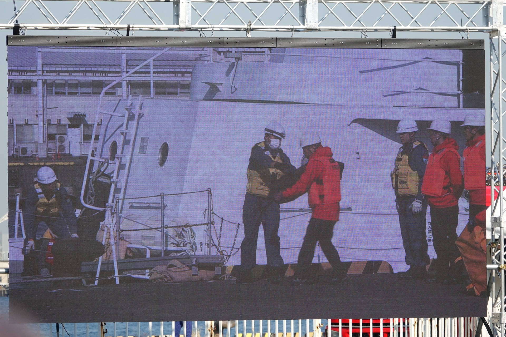 協力して復旧機材の荷下ろし