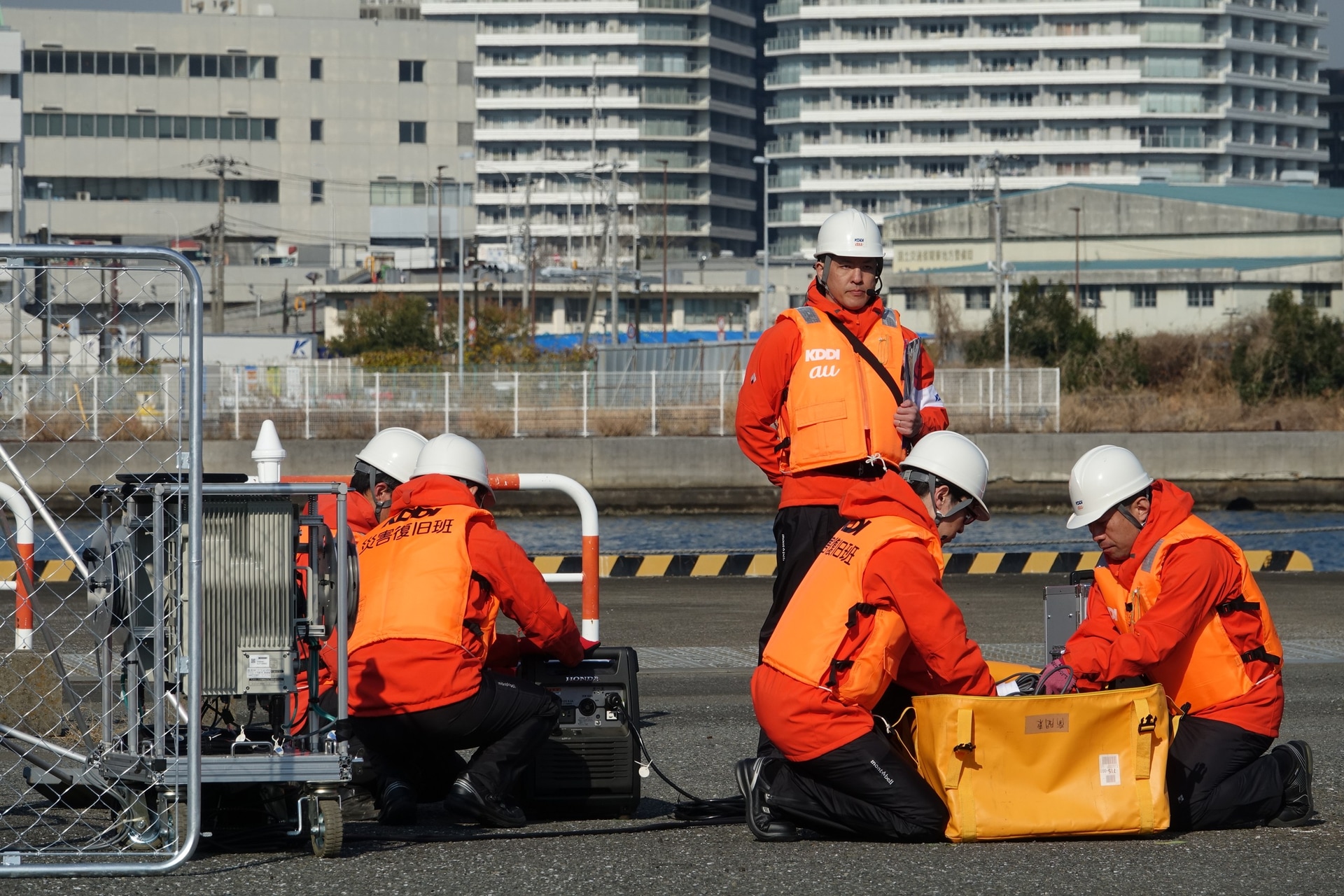 電源確保とアンテナ設置の2グループに別れ設置作業をする