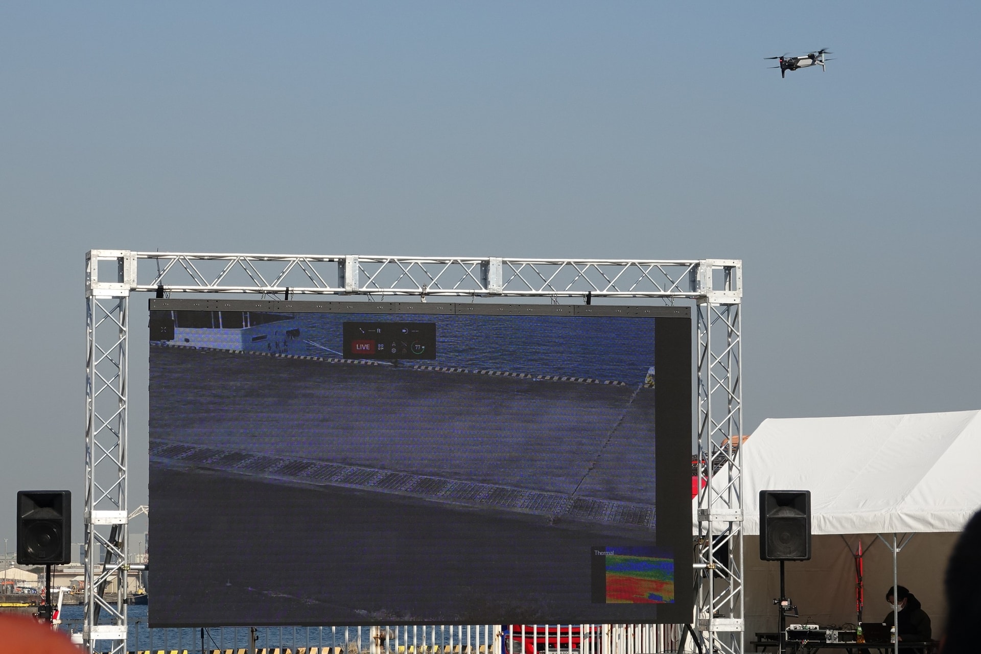 ドローンが出動。コントローラーにはドローンからの映像が送られる