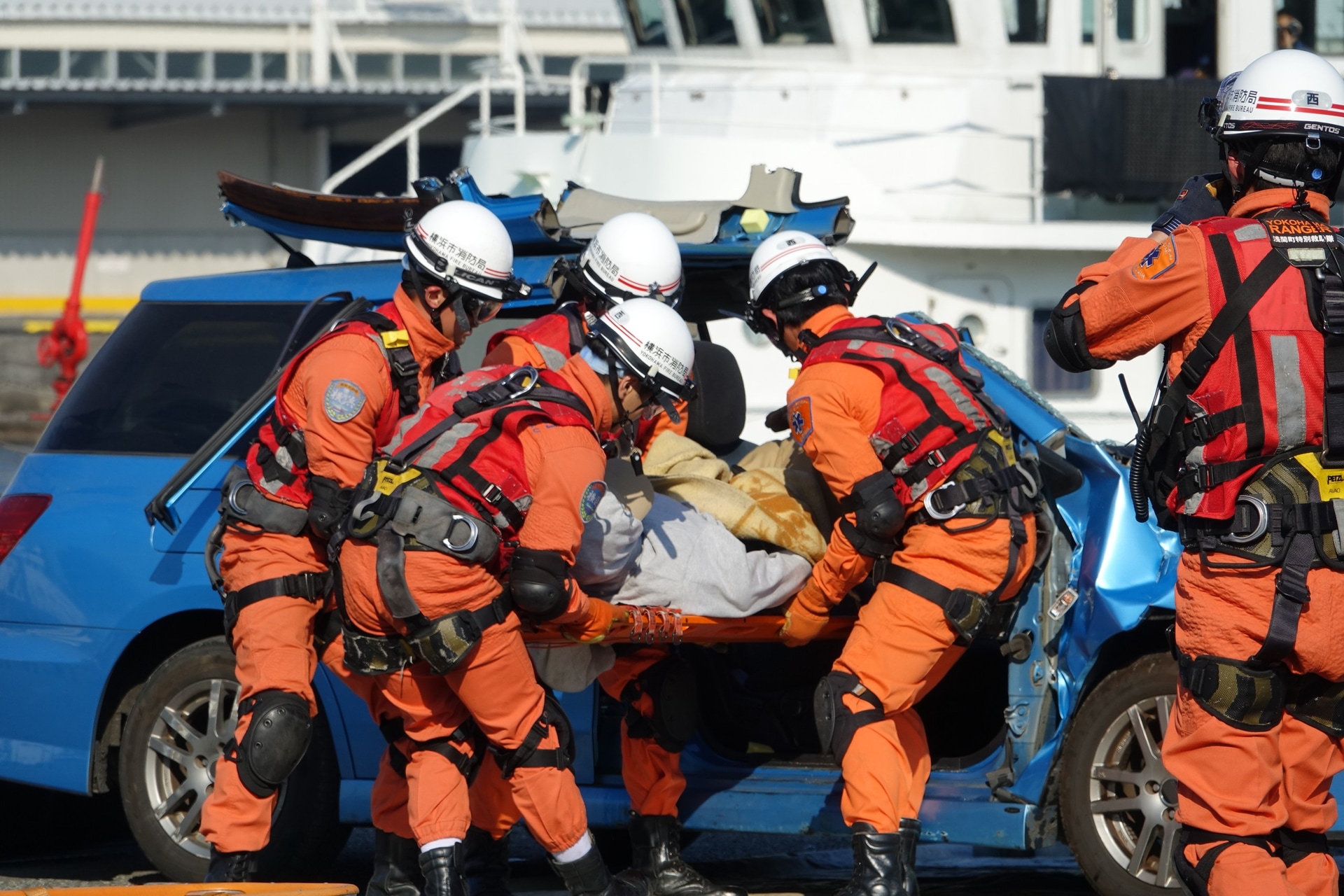 消防局員が車両を切断し、救助活動にあたる