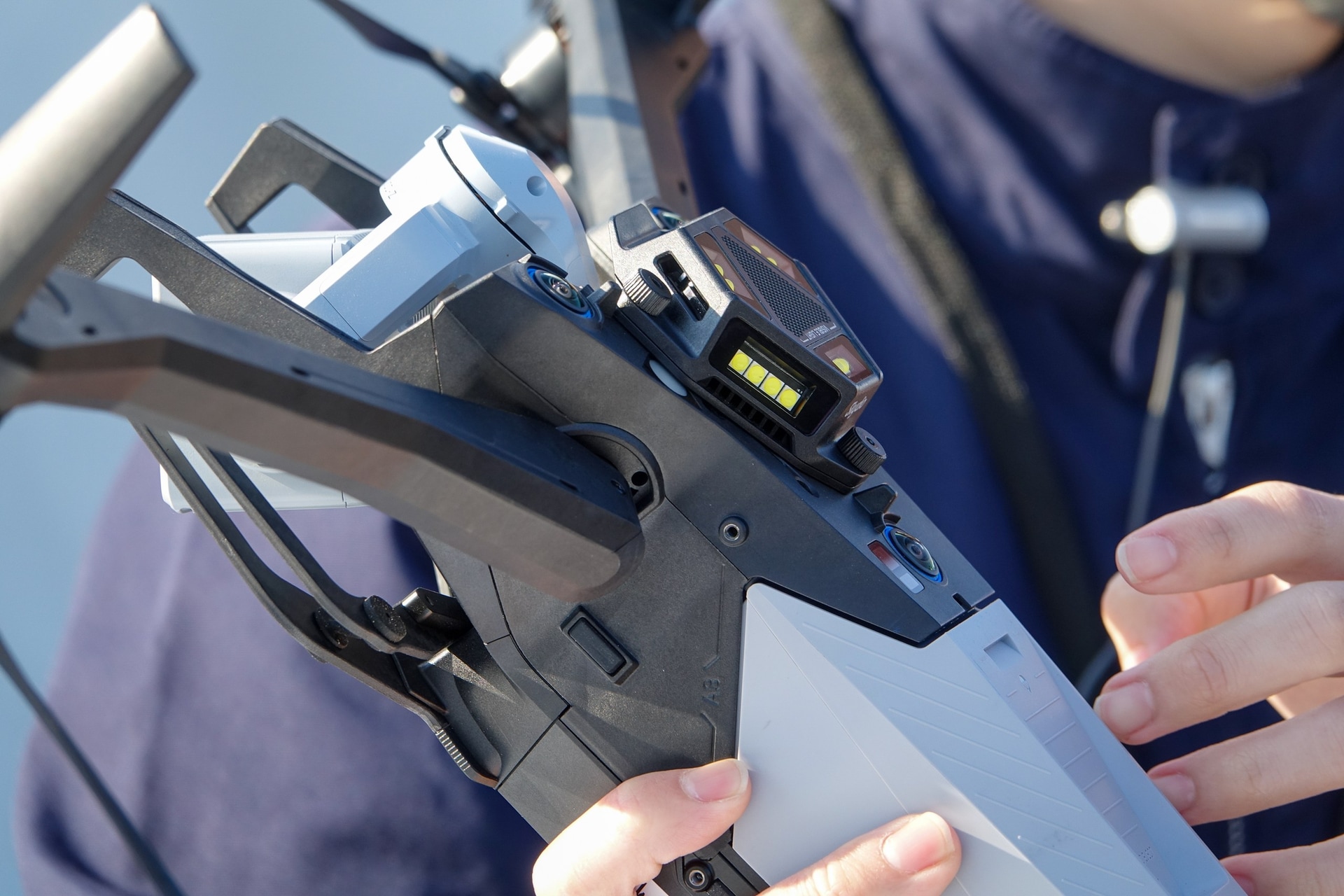 強力なライトや、障害物センサーを駆使して捜索にあたる