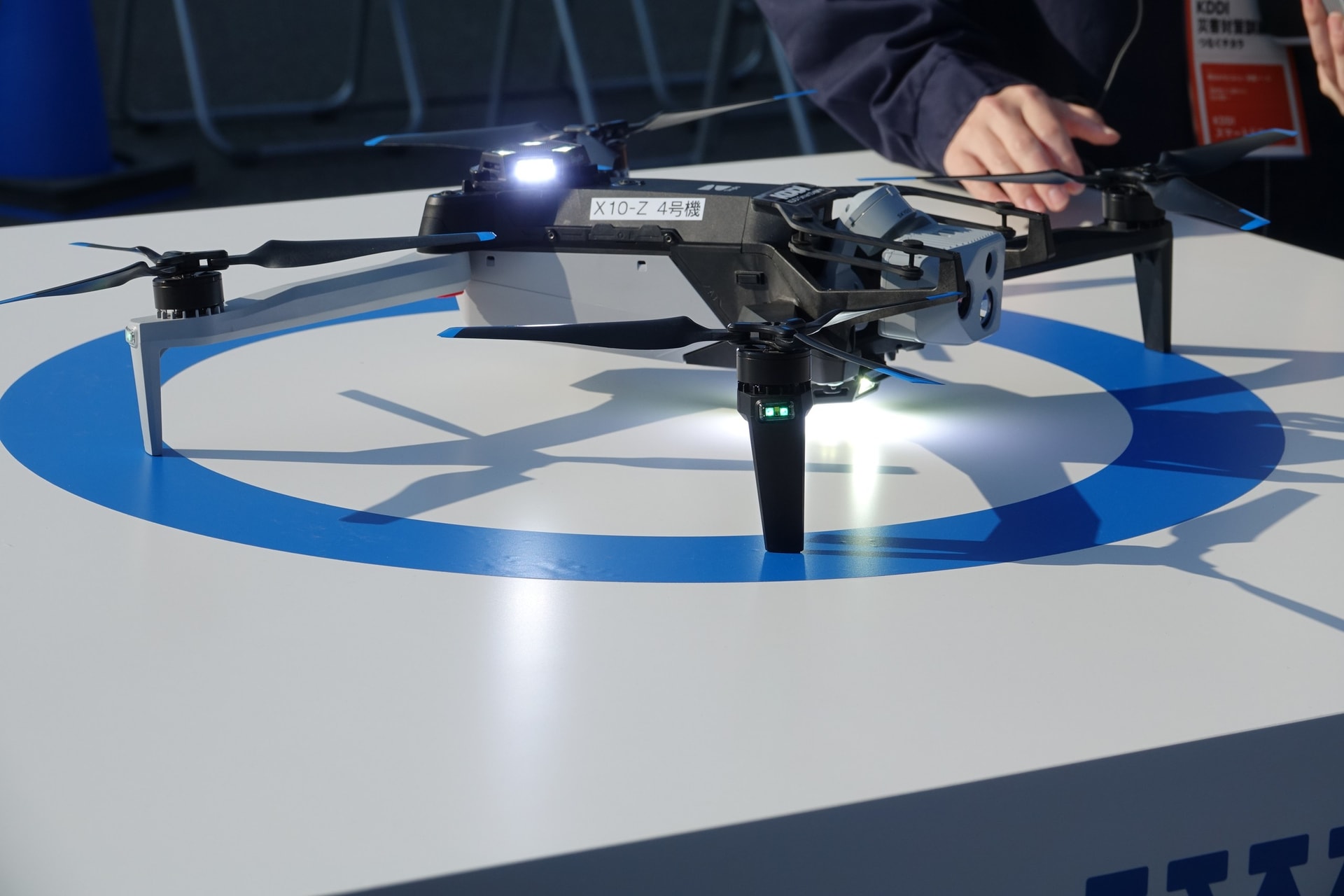 強力なライトや、障害物センサーを駆使して捜索にあたる