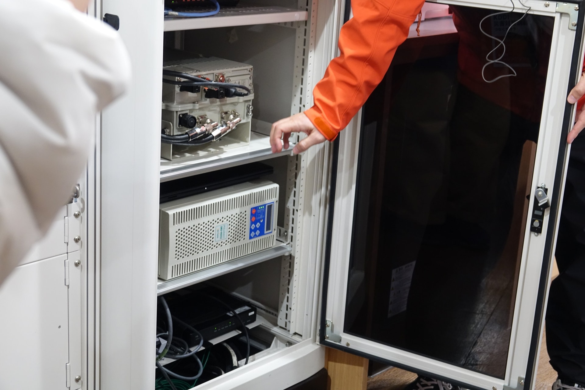 操舵室に設置された無線機とバッテリー。外のアンテナと繋がっている