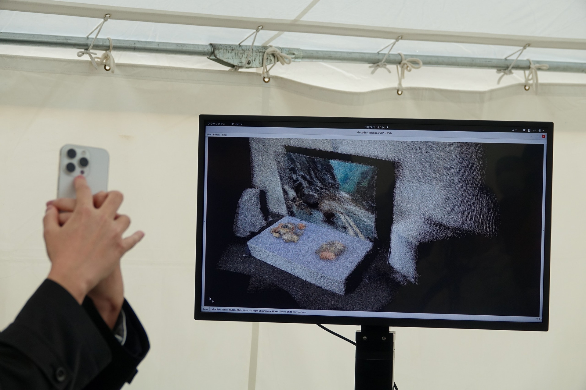 LiDARを使って3Dデータを撮影。スマホ上でデータを圧縮し、数秒以内に対策本部へ共有できるようになった