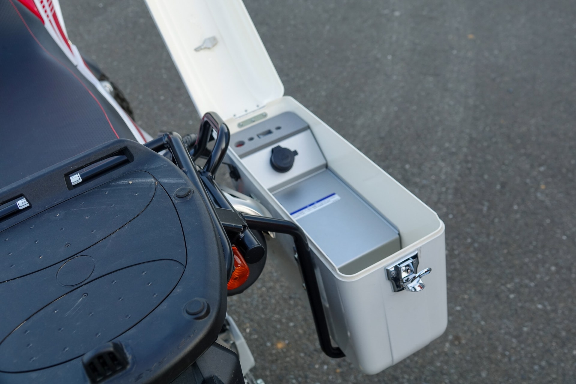 右側のボックスはシガーソケットがついており、衛星電話を充電できるようになっている