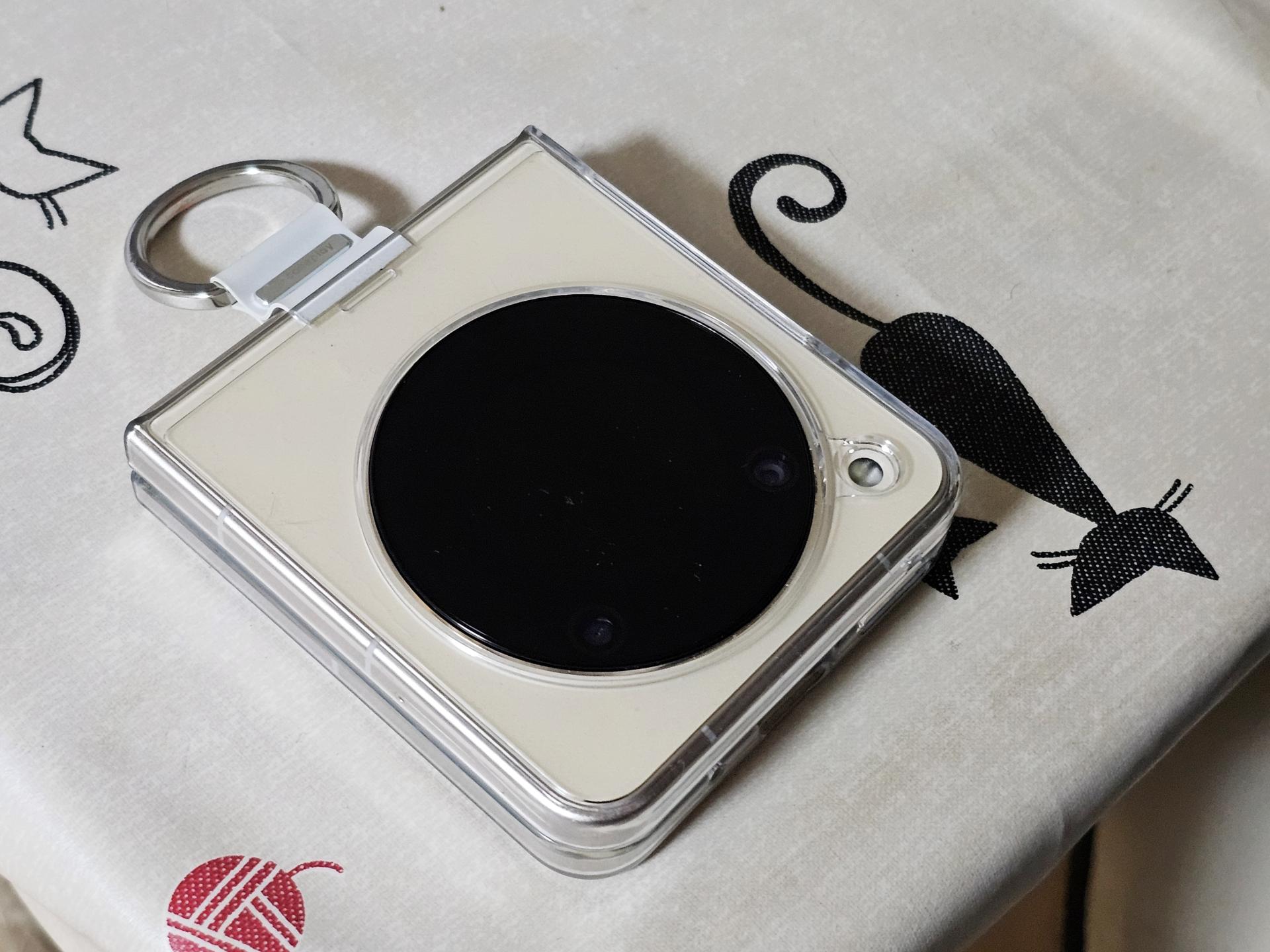 フットプリントが小さいので、他のスマートフォンと比べてじゃまにならない