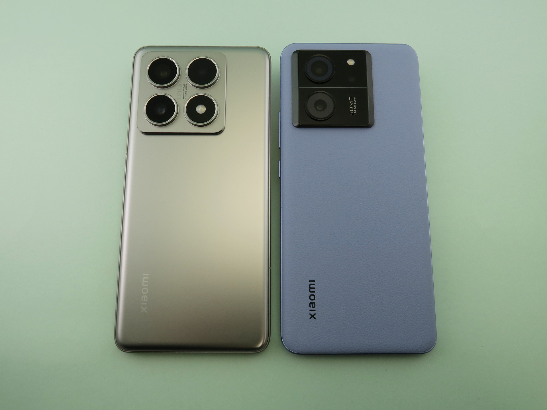 「Xiaomi 14T Pro」（左）と「Xiaomi 13T Pro」（右）の背面。従来のヴィーガンレザー仕上げからメタリックでソリッドなデザインに変更された