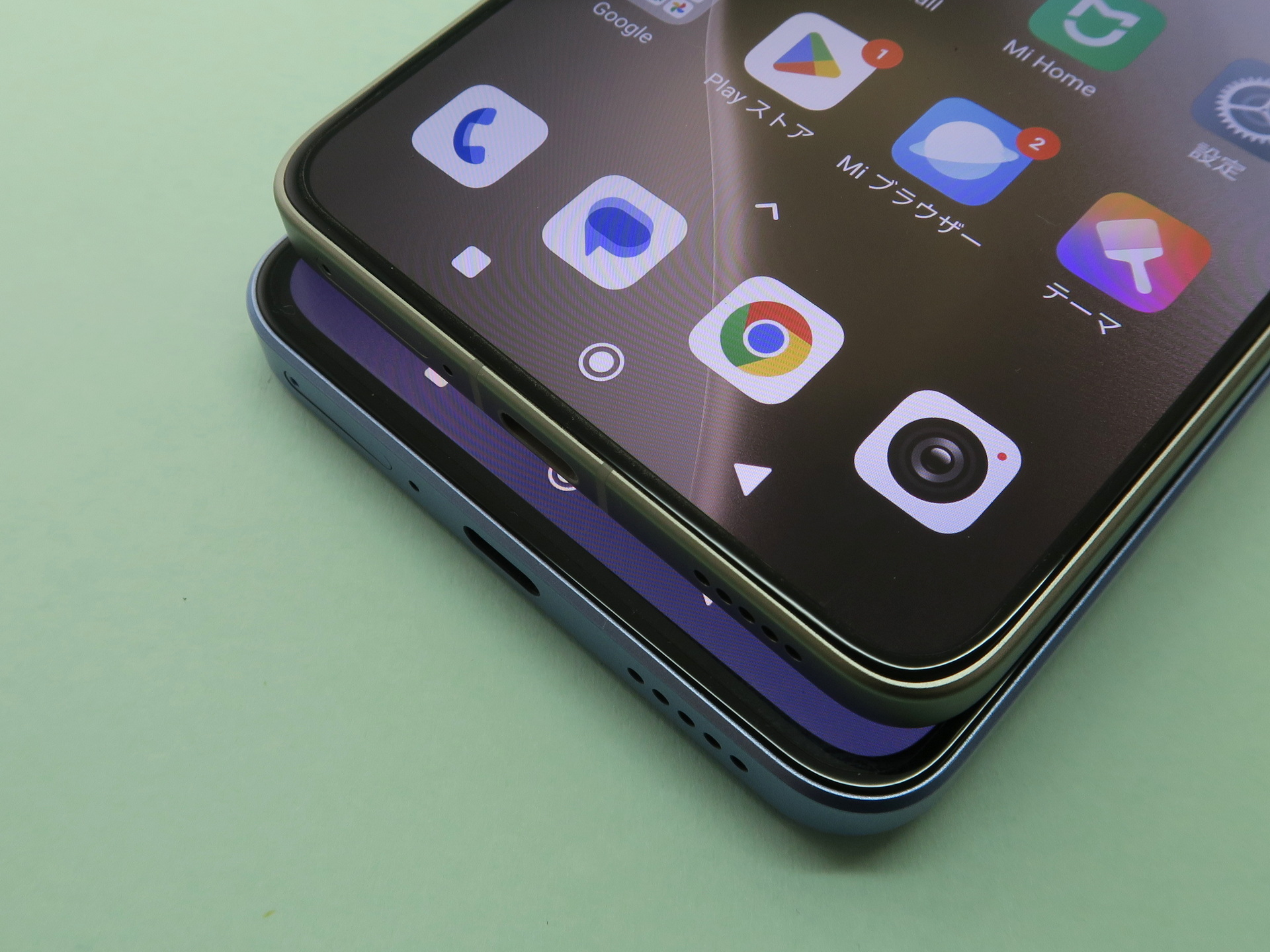 「Xiaomi 14T Pro」（上）は「Xiaomi 13T Pro」（下）に比べ、ディスプレイ下部が一段と狭額縁化されている