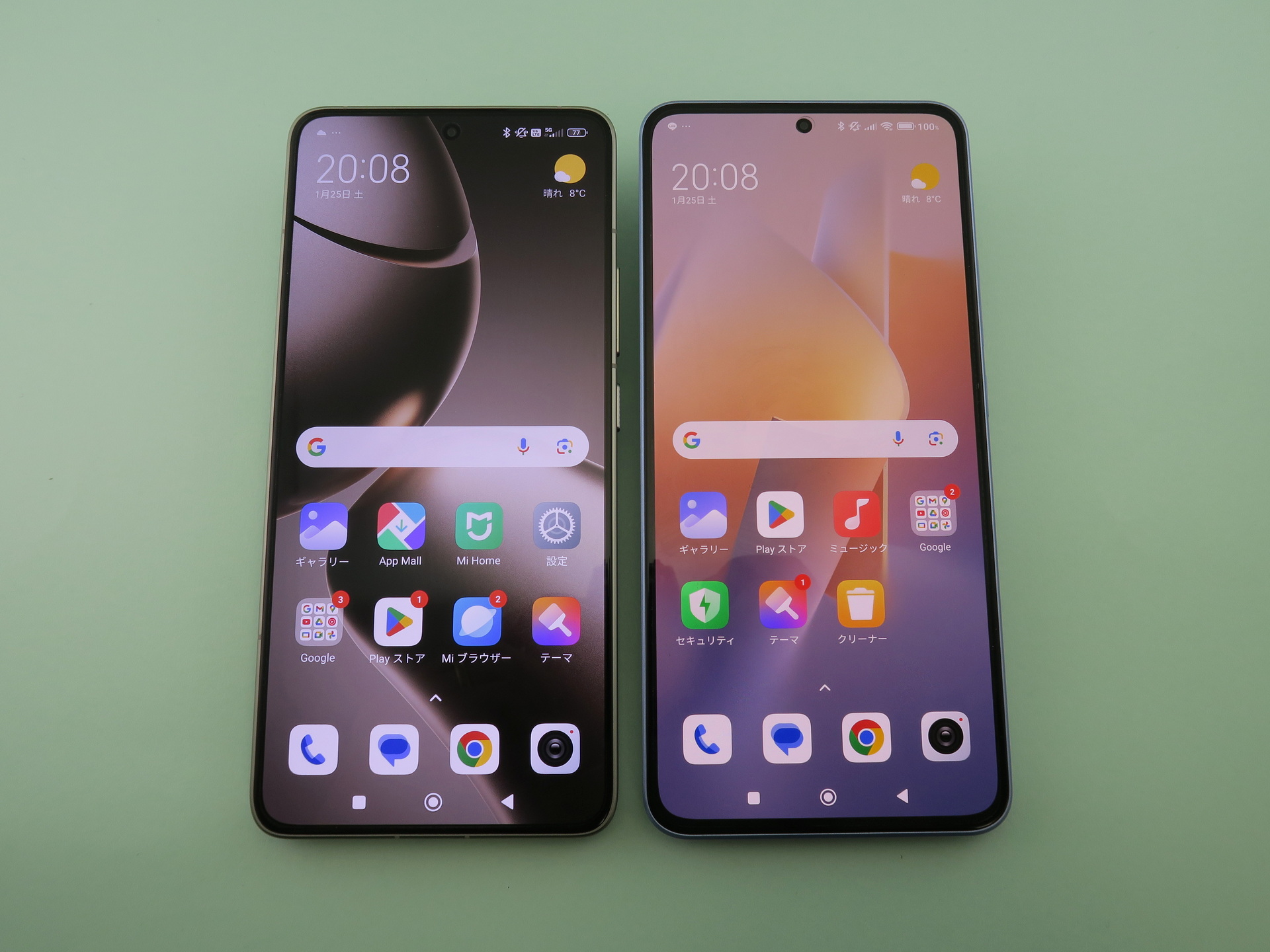 「Xiaomi 14T Pro」（左）と「Xiaomi 13T Pro」（右）の前面。ボディの縦横サイズは1～2mm程度の差しかないが、ディスプレイはより狭額縁に仕上げられている