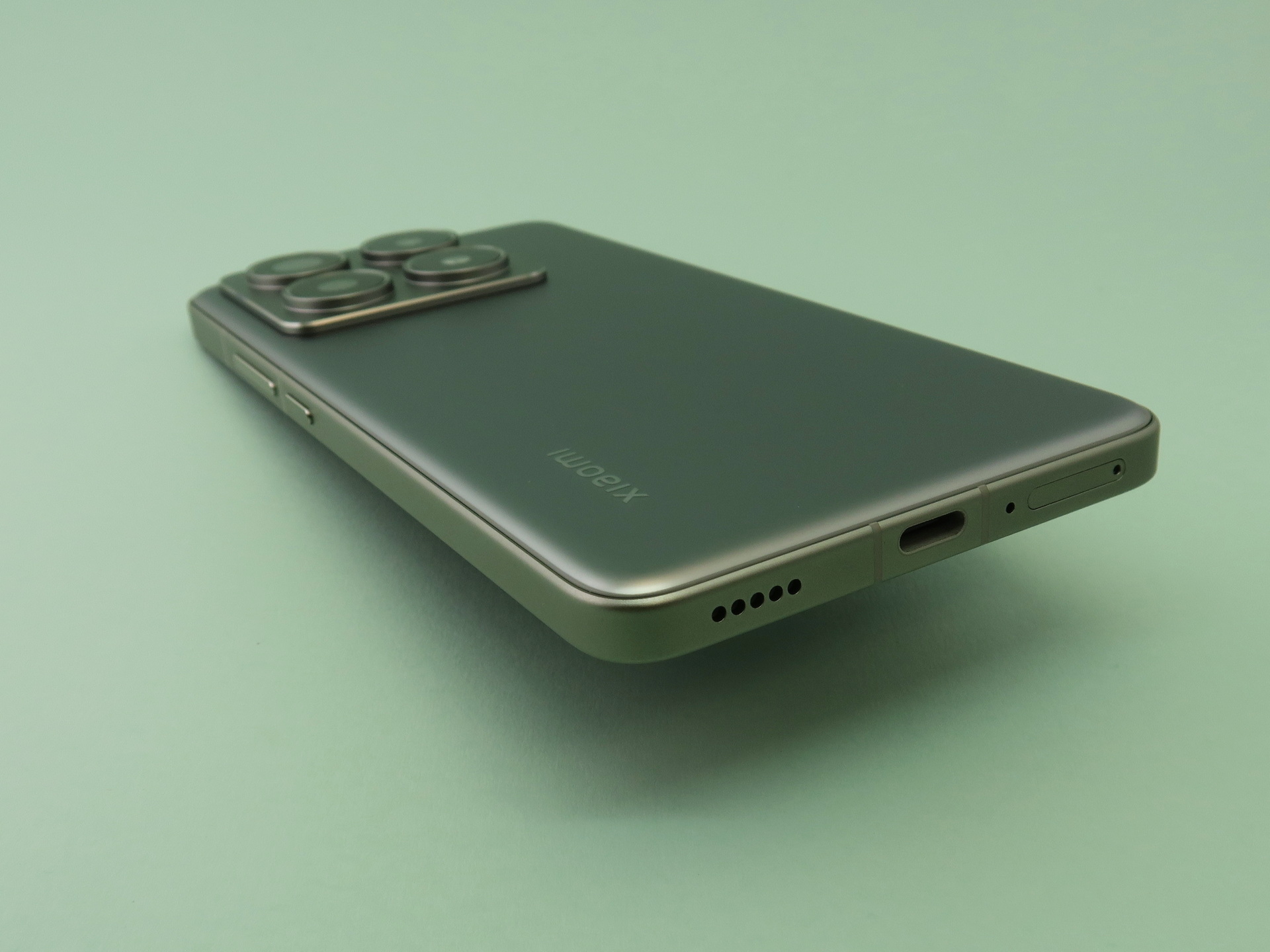 本体下部にはUSB Type-C外部接続端子を備える