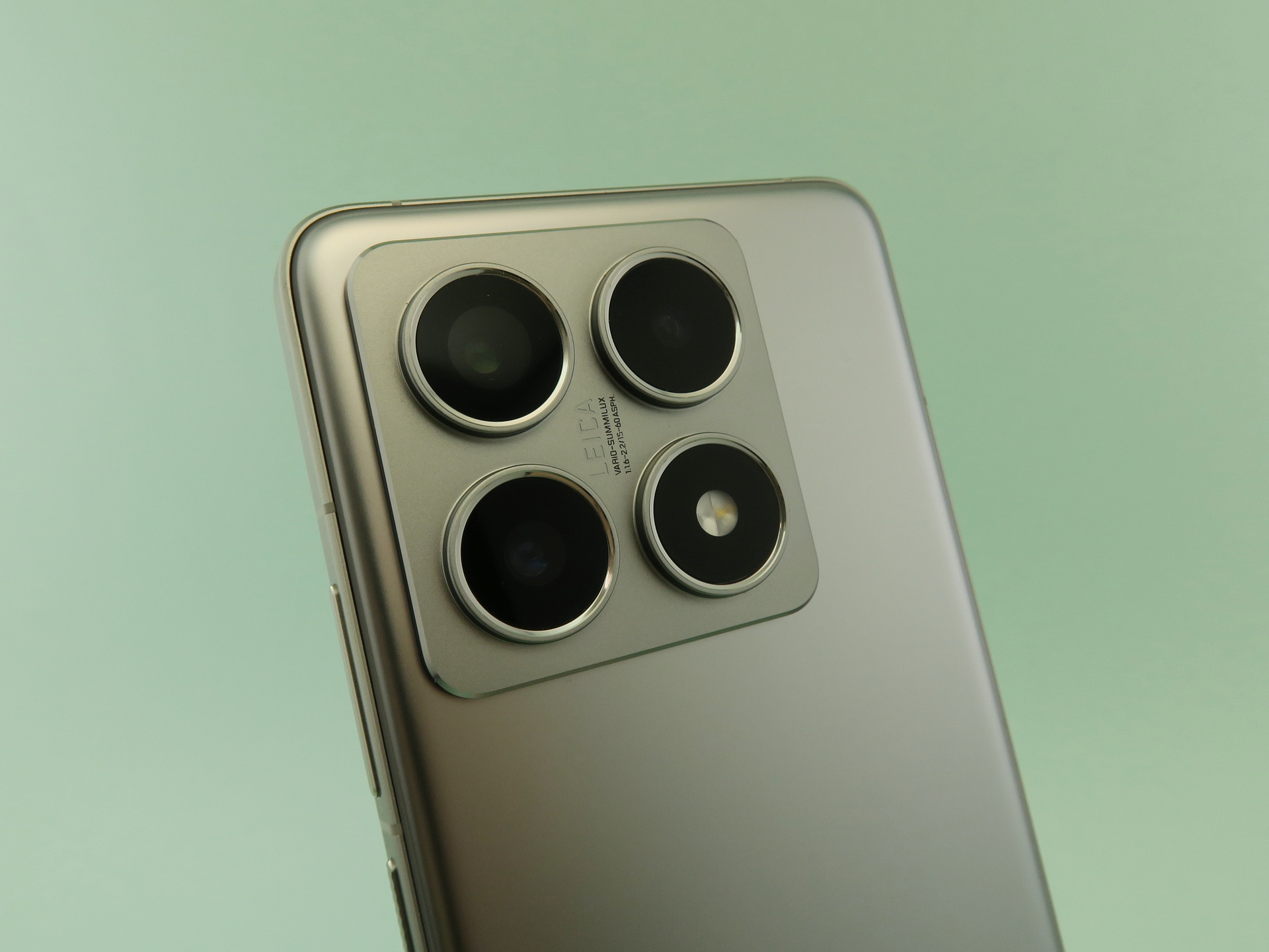 背面にはライカと共同開発したトリプルカメラを搭載。左上がメインカメラ（23mm）、左下が望遠カメラ（60mm）、右上が超広角カメラ（15mm）という構成。右下はLEDライトを内蔵