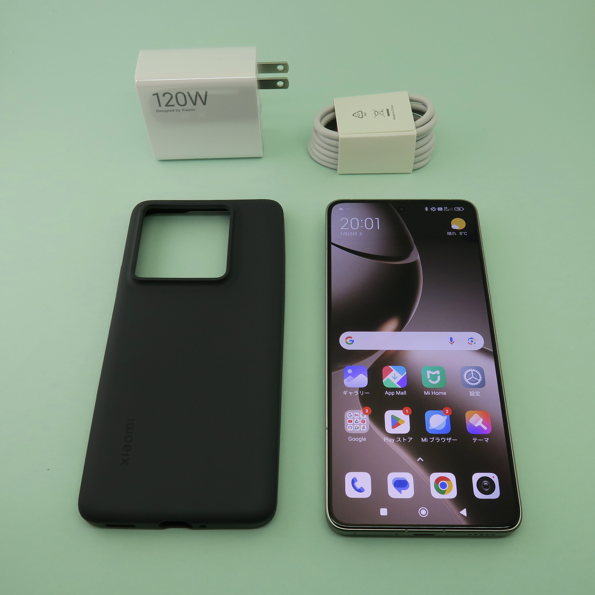 パッケージには本体のほかに、ケース、120W対応充電器、USB Type-Cケーブルが同梱される