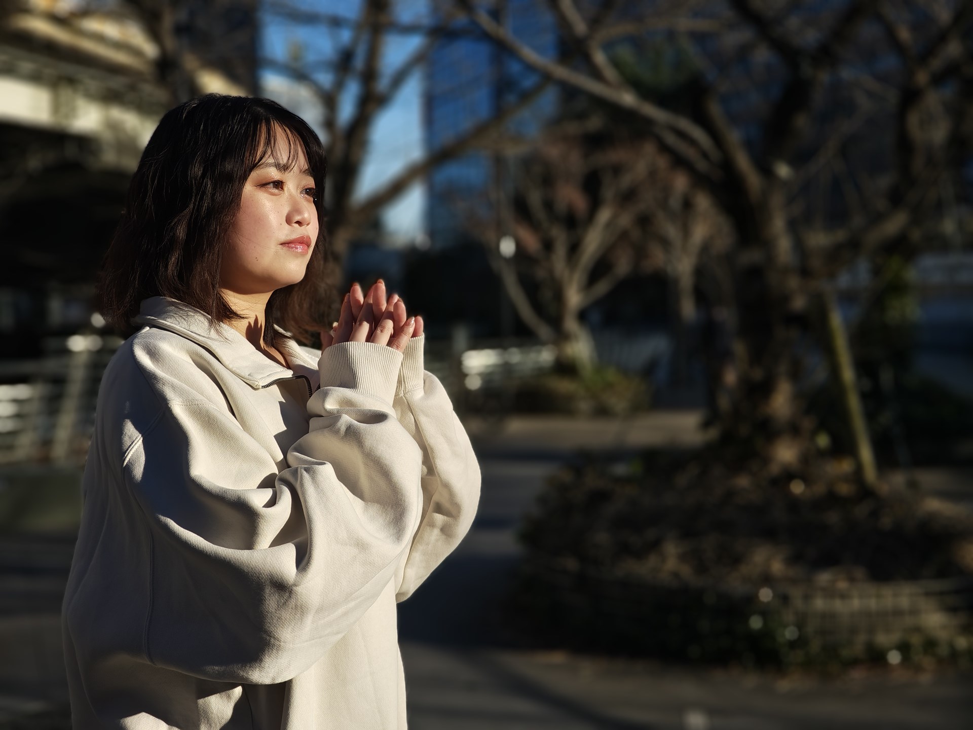 ポートレートで撮影。HDRの効果もあり、明るい服装と背景もバランス良く撮影されている。モデル：葵木ひな（<a href="https://www.instagram.com/hina_aoki_official/">Instagram：@hina_aoki_official</a>、<a href="https://twitter.com/hina1006ta_aoki">X（Twitter）：@hina1006ta_aoki</a>、所属：<a href="http://bonbon-famin.com/">ボンボンファミン・プロダクション</a>）