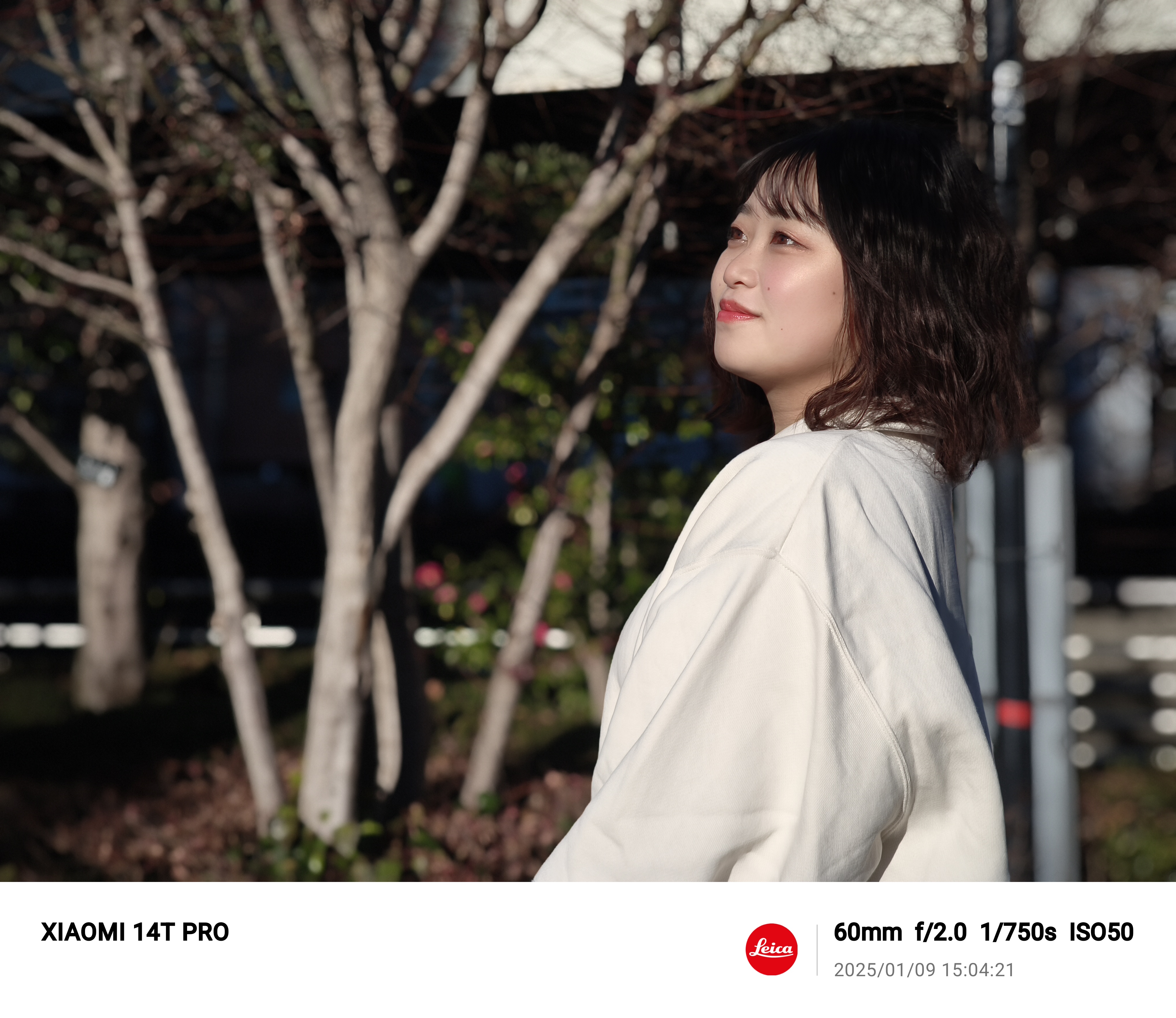 ［Leica］ロゴが使われた「透かし」を挿入可能。撮影時のシャッター速度やISO感度なども表示できる。「透かし」の表示は［ギャラリー］アプリ内でオフにすることも可能