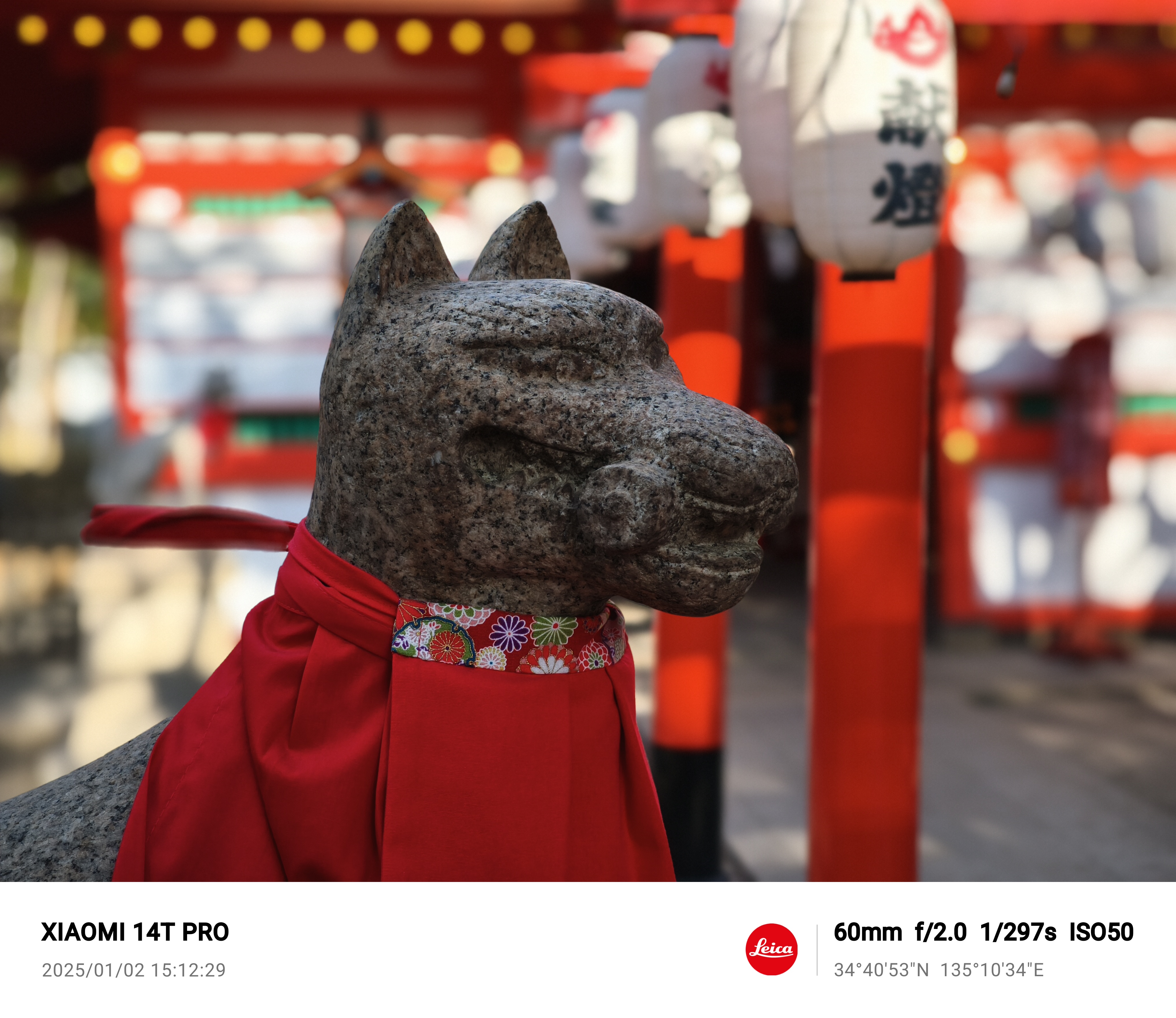 狛犬の質感だけでなく、鳥居や前掛けの朱色をきれいに再現できている