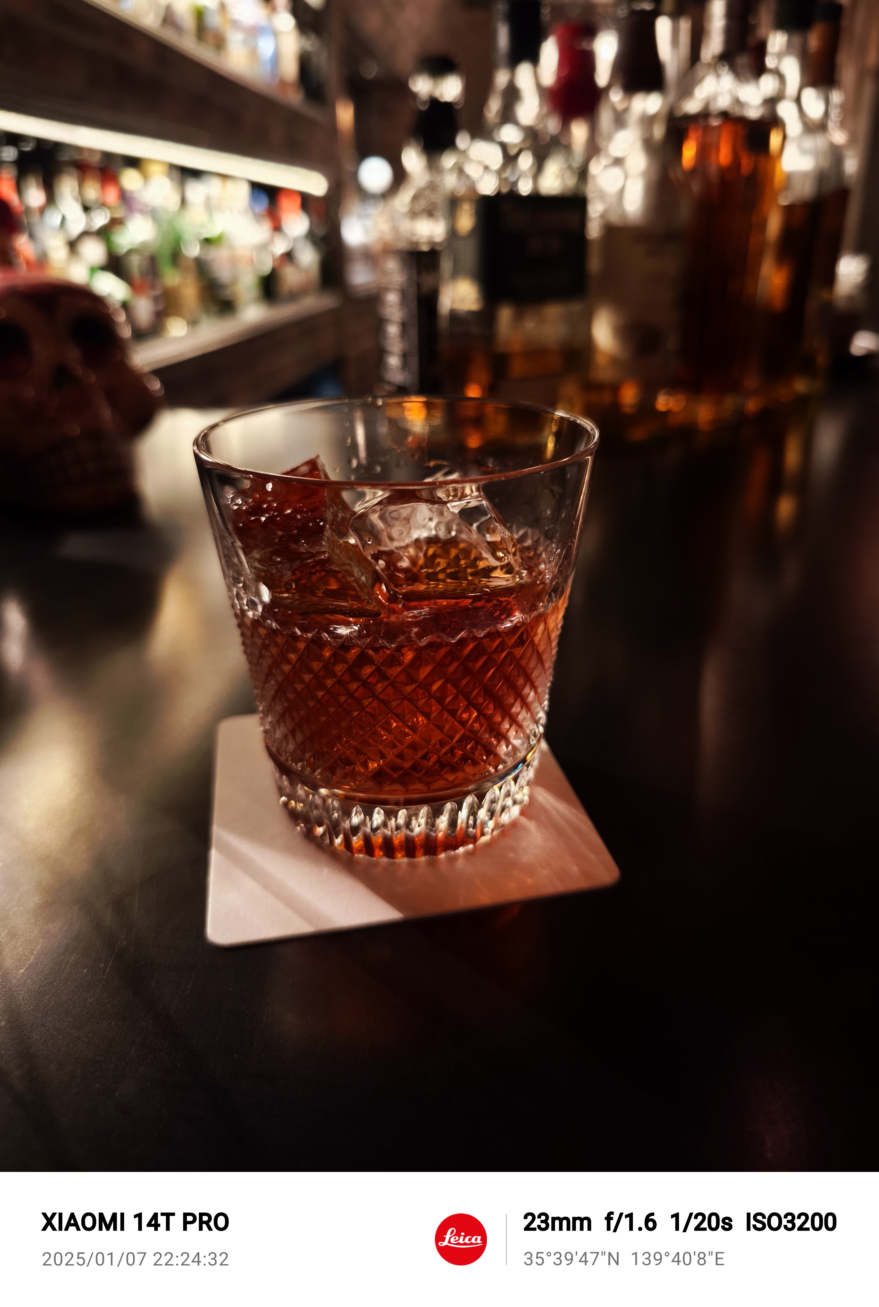 いつもの薄暗いバーでの撮影。グラスの透明感やカクテルの赤味もきれいに撮影できている