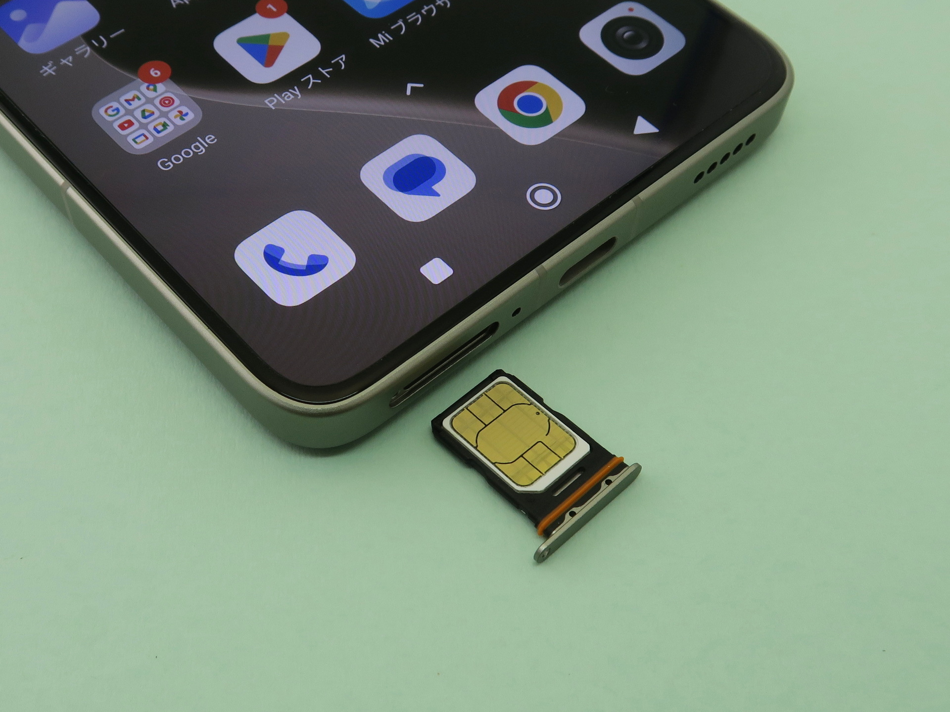 本体下部の左側にピンで取り出すタイプのSIMカードスロットを備える。SIMカードトレイにはnanoSIMカードを1枚のみ、装着可能