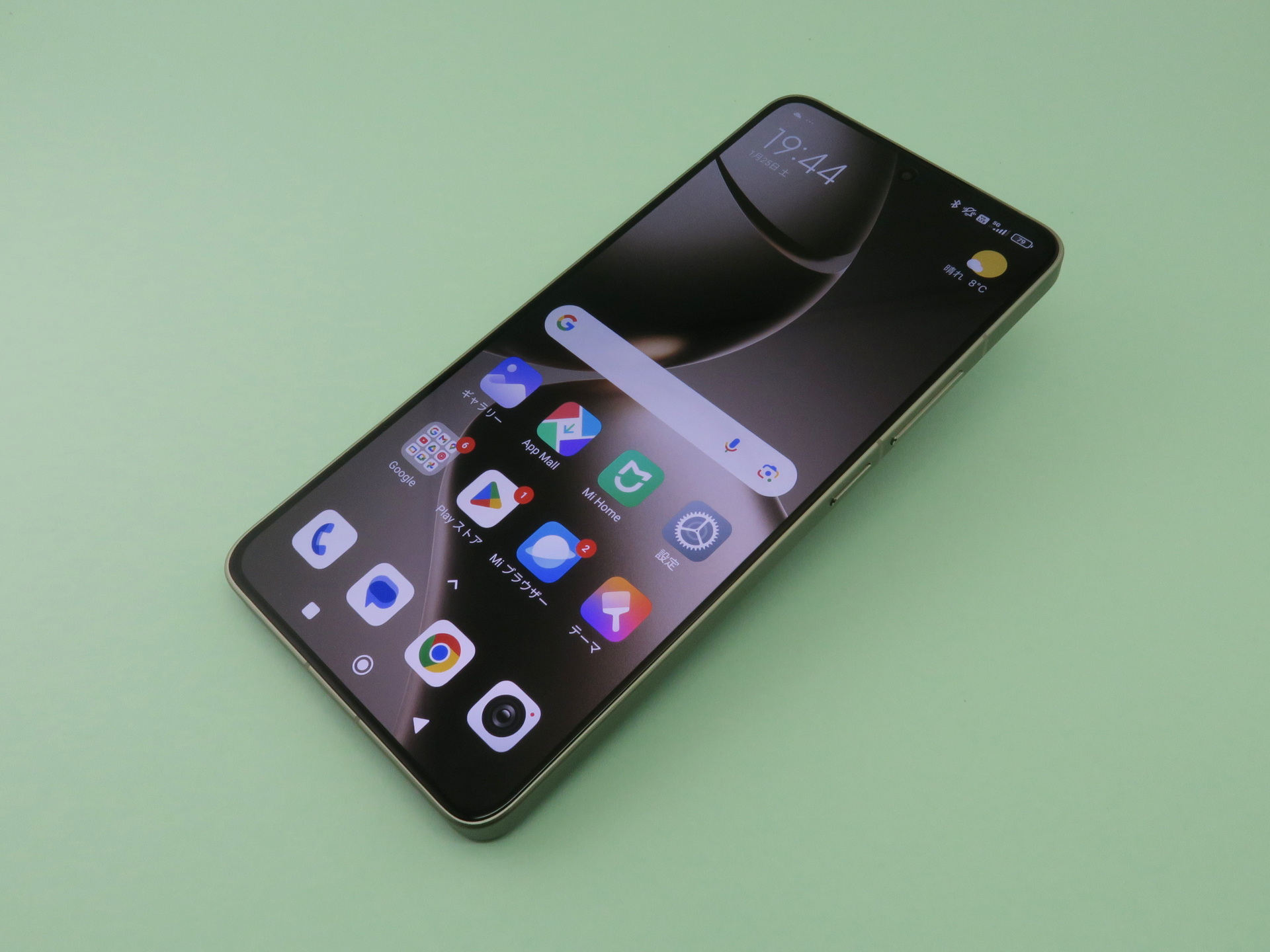シャオミ「Xiaomi 14T Pro」、160.4mm（高さ）×75.1mm（幅）×8.39mm（厚さ）、209g（重さ）、チタングレー（写真）、チタンブラック、チタンブルーをラインアップ
