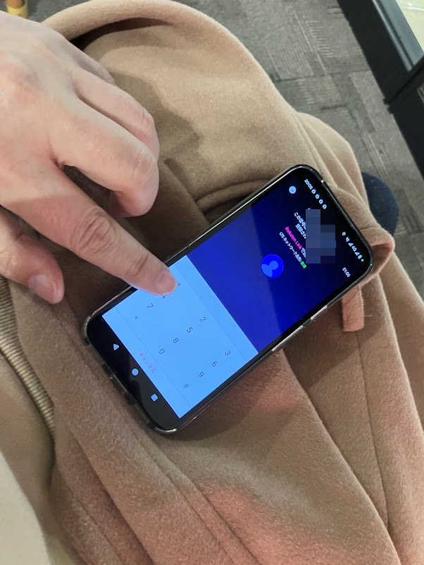 わくわく（？）しながら「1」を押す筆者。（写真は再現。実際の場面ではない）