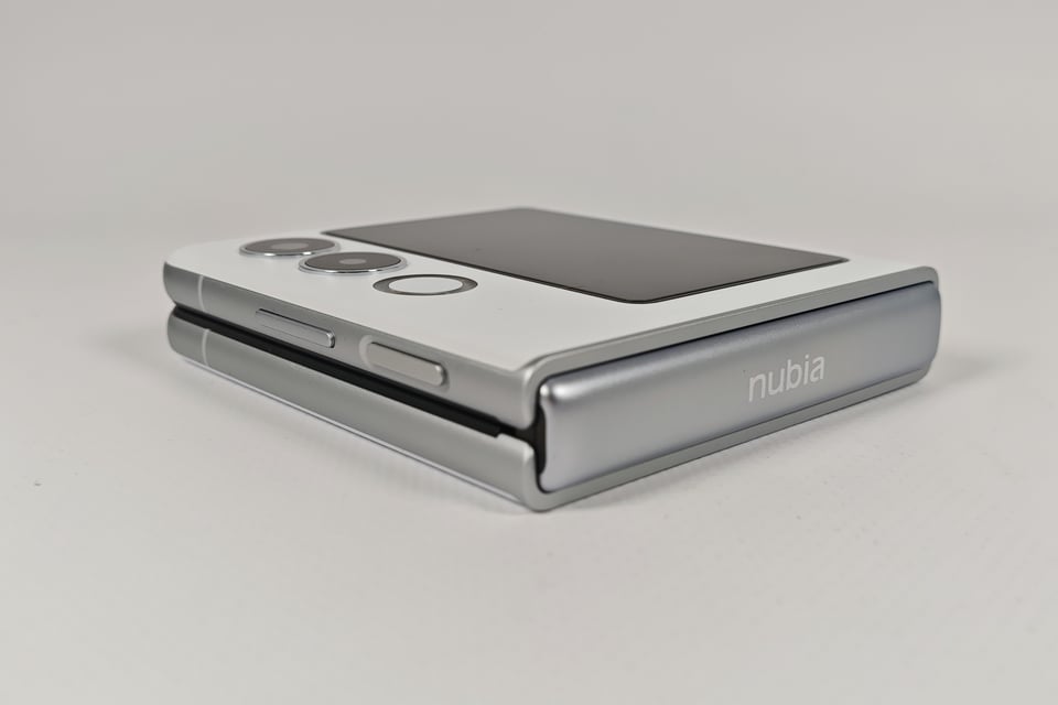 nubia Flip 2 ホワイト 本体 ワイモバイル、長方形の約3型サブ画面を搭載した縦折りスマホ