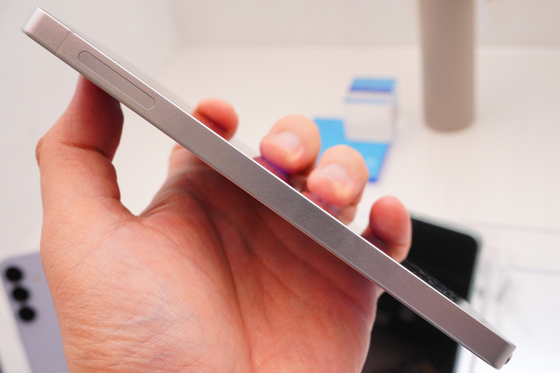 同モデルはミリ波対応で、側面にはそのアンテナを備える。これによって、特例で割引を積み増せるようになった