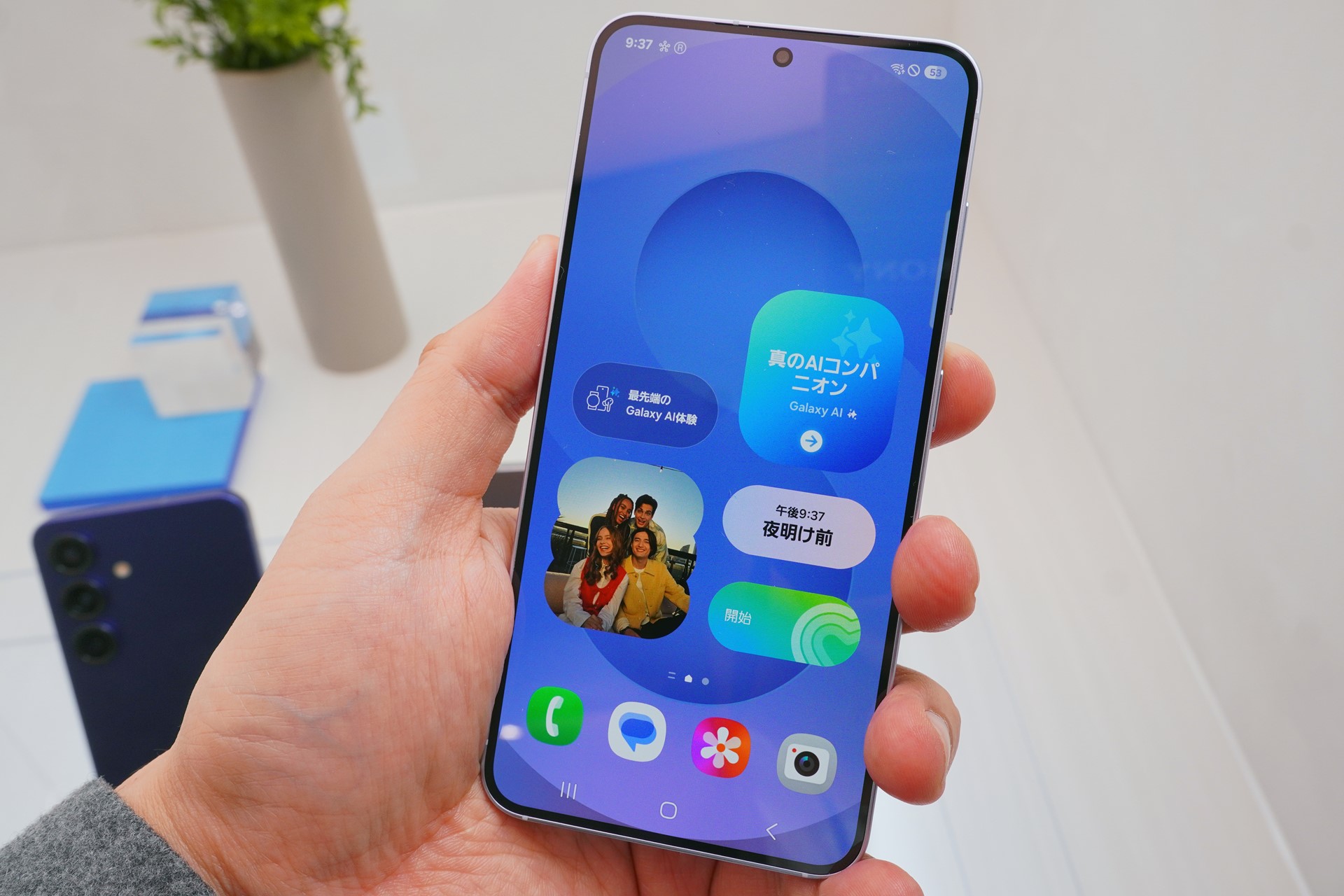 手のひらサイズで持ちやすいが、処理能力はまさにハイエンド。この端末が1年実質2万2036円になるのは、破格と言っていいだろう