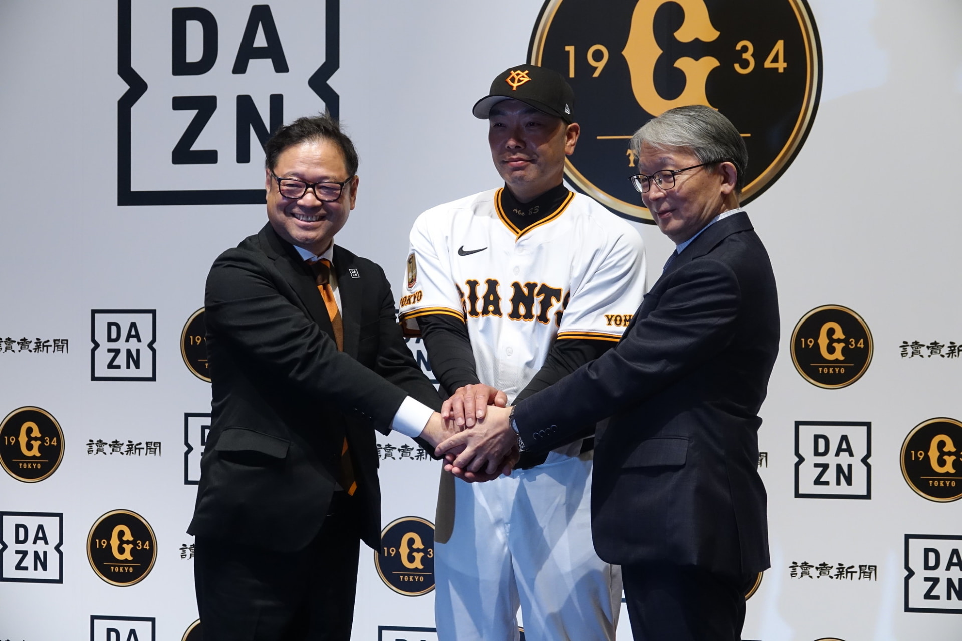 会見後には、阿部監督からDAZN 笹本氏にユニフォームが贈られた。背番号の「10」は、10年契約にちなんだもの