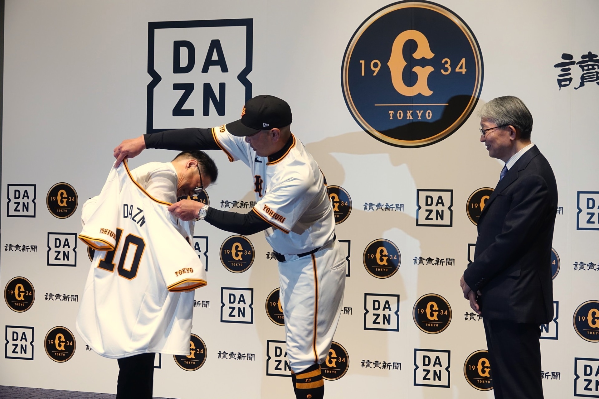 会見後には、阿部監督からDAZN 笹本氏にユニフォームが贈られた。背番号の「10」は、10年契約にちなんだもの