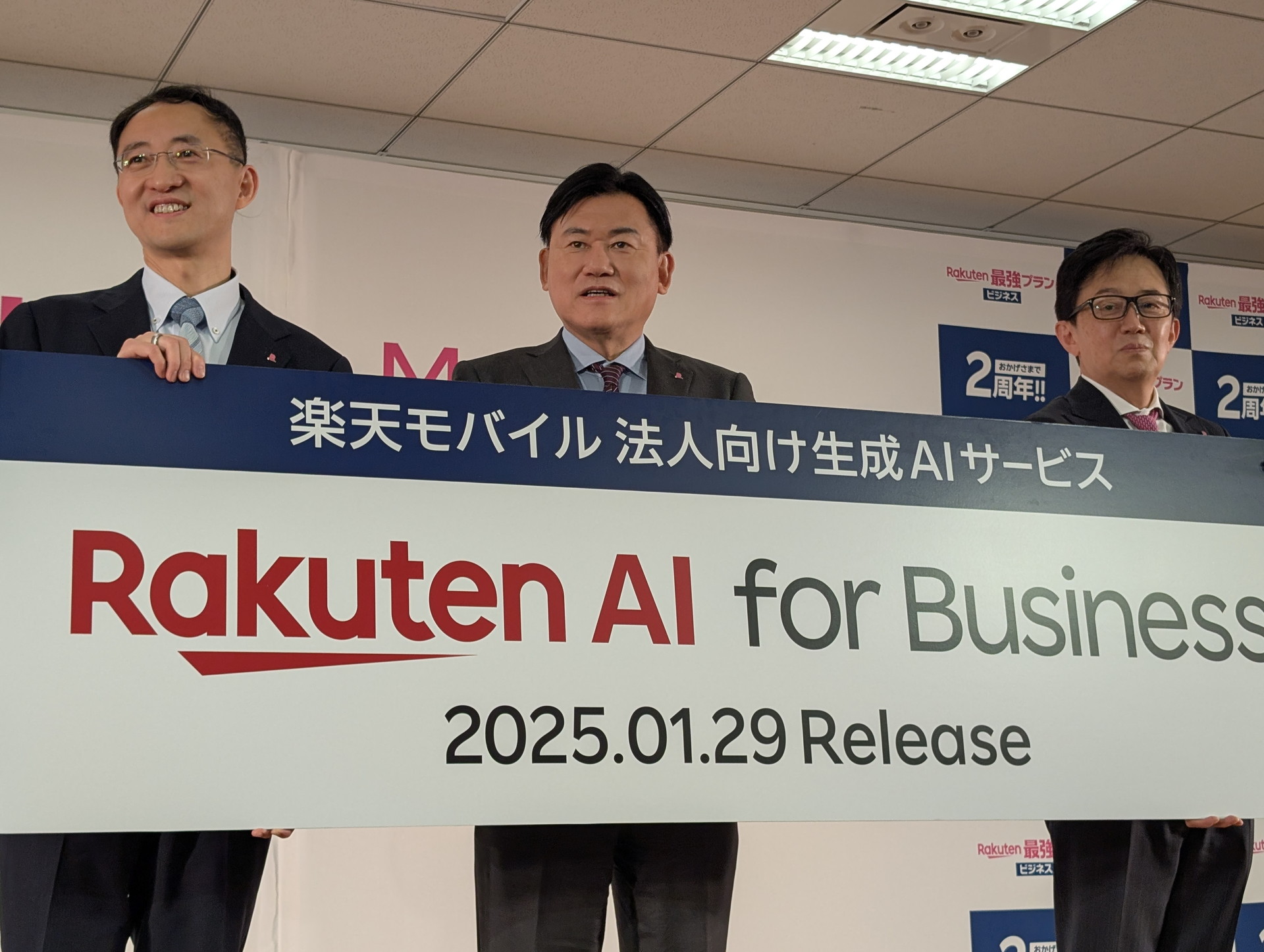 左から楽天グループ 専務執行役員 CAIDO（Chief AI＆Data Officer）ティン・ツァイ氏、楽天モバイル 代表取締役会長 三木谷浩史氏、同 代表取締役 共同CEO 鈴木和洋氏