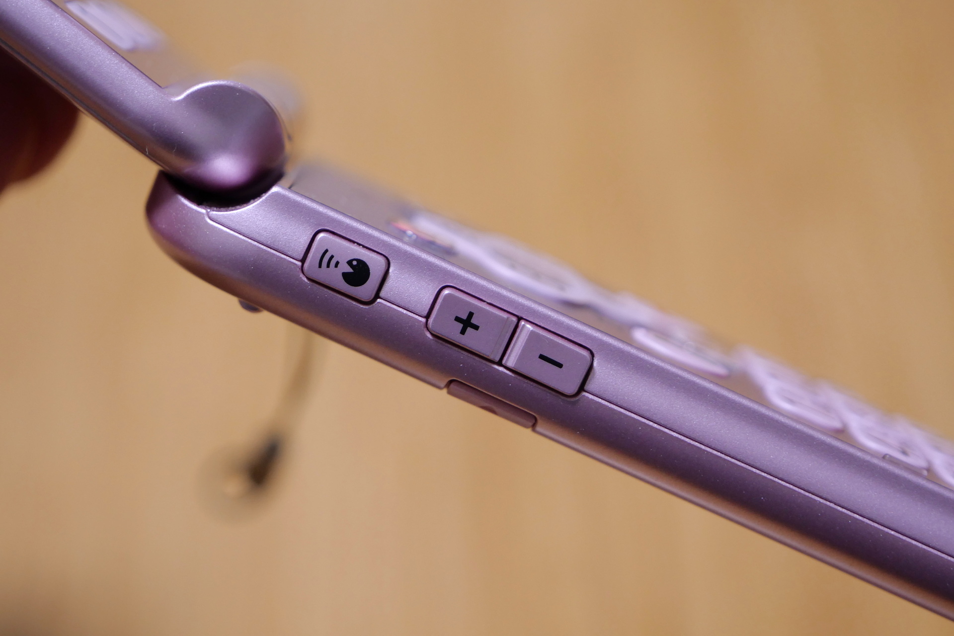 あとで調べてみると、F-01Mでは側面の音量[+]ボタン長押しでタスクマネージャを起動してタスクを切り替えられることが判明