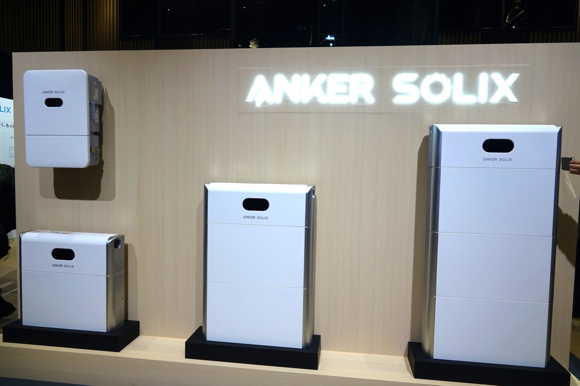 左から5000Wh、1万Wh、1万5000Whの蓄電池。左上はパワーコンディショナー