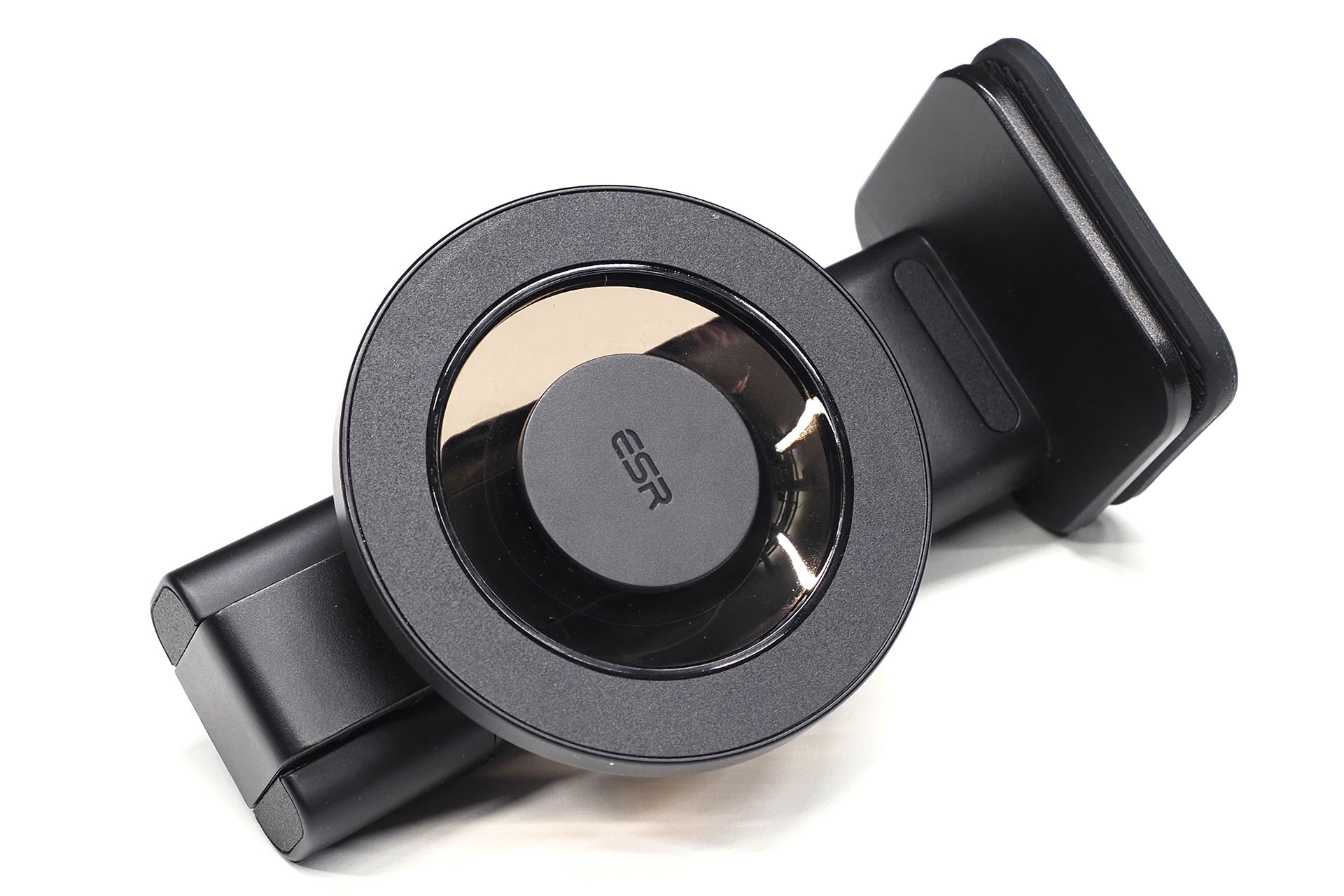 たたんだ状態でのサイズは10×5.9×4.7cm。重さは108g。