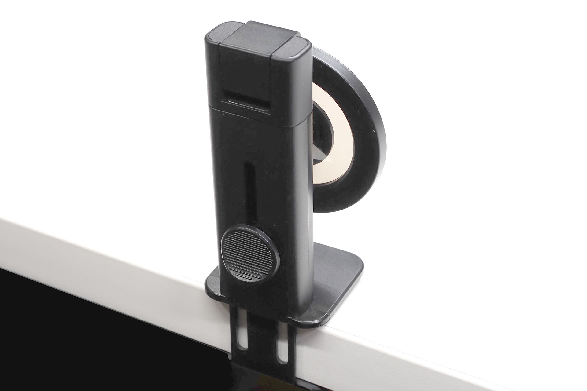 まずは机にクランプ止めする。約3cm厚までの机などにセットできる(※実測値)。ちなみに安定的に固定するためバネが強く、コツを掴まないと最初は「クランプを開くのがタイヘン」というイメージだ。ESR Webサイトには4kgの力が必要と説明されている。指の力の弱い女性だと開くのが難しいかもしれない。なお、片手でクランプを開く場合、MagSafe部を90°起こし、MagSafe部裏に小指を当てるようにして親指でクランプのレバーを押し込むとクランプを開きやすい。