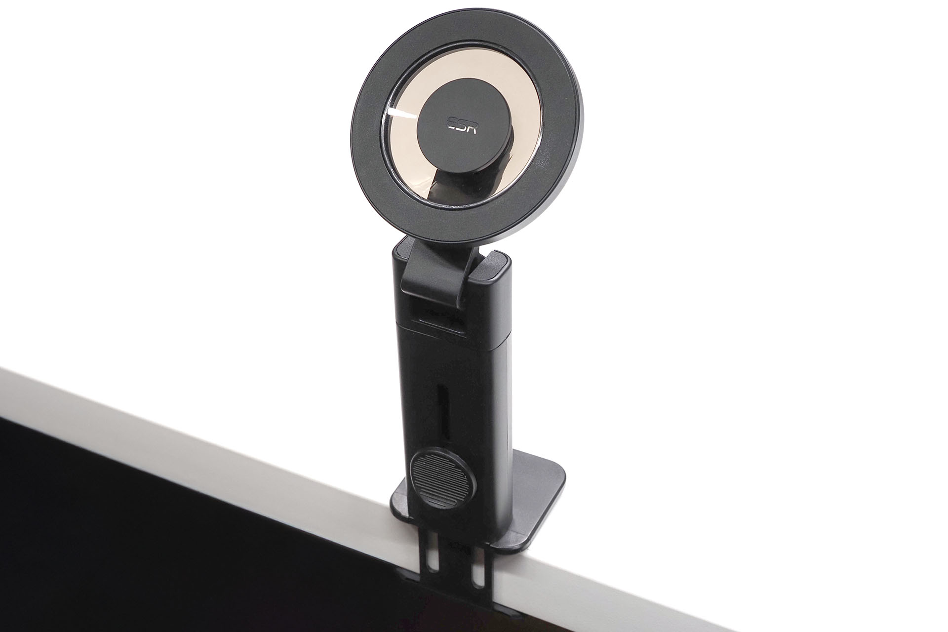 丸い部分がMagSafe対応のマグネット部だ。この丸い部分は前後約270°に動く。