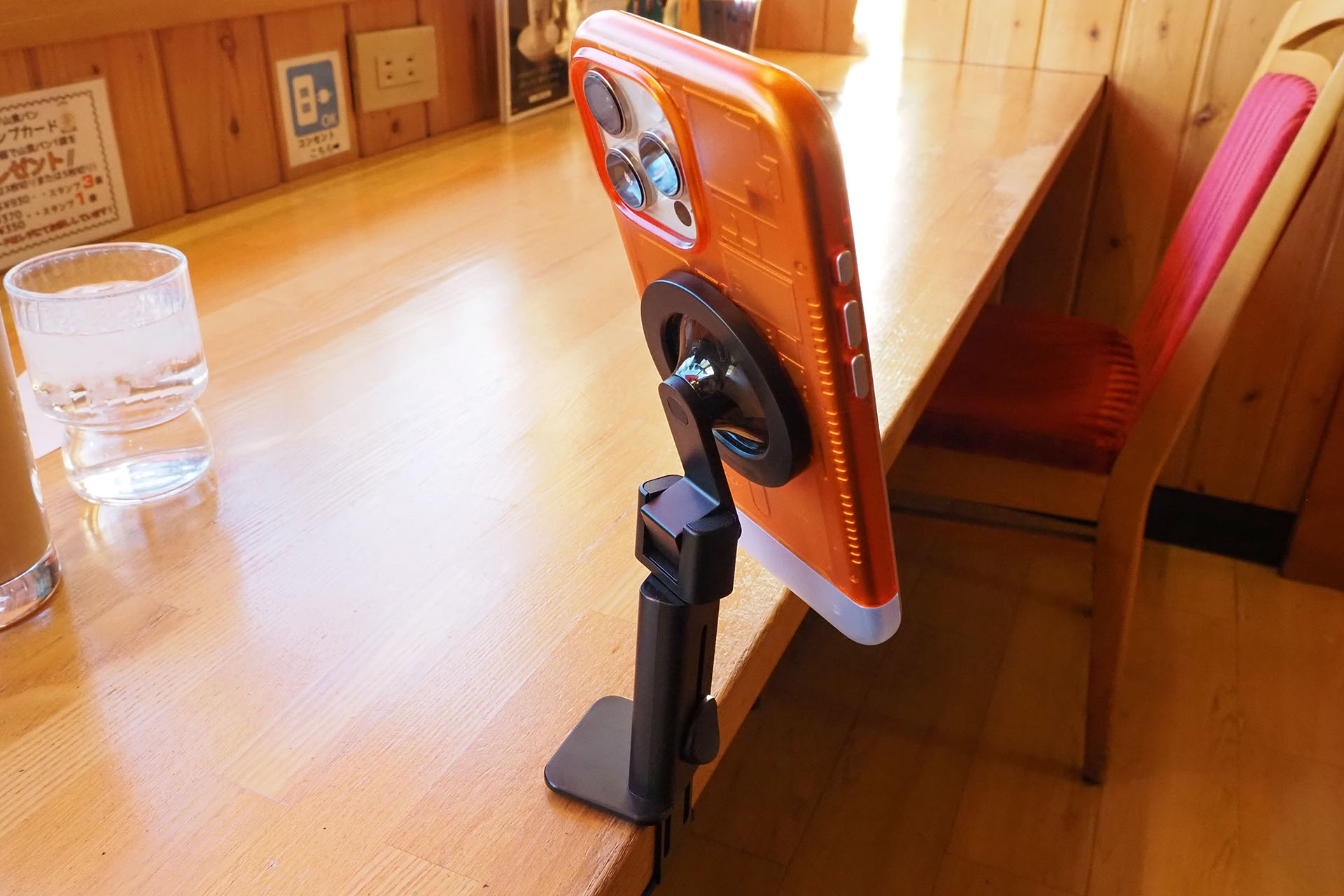 カフェのテーブルにセットしたらヤケに快適なのであった。普通のスマートフォンスタンドを使ったり、スマートフォンをテーブルに直置きしたりするより、ずっと省スペースで使える。不意に手などをぶつけてスマートフォンを倒す・落とすといったこともまずない。