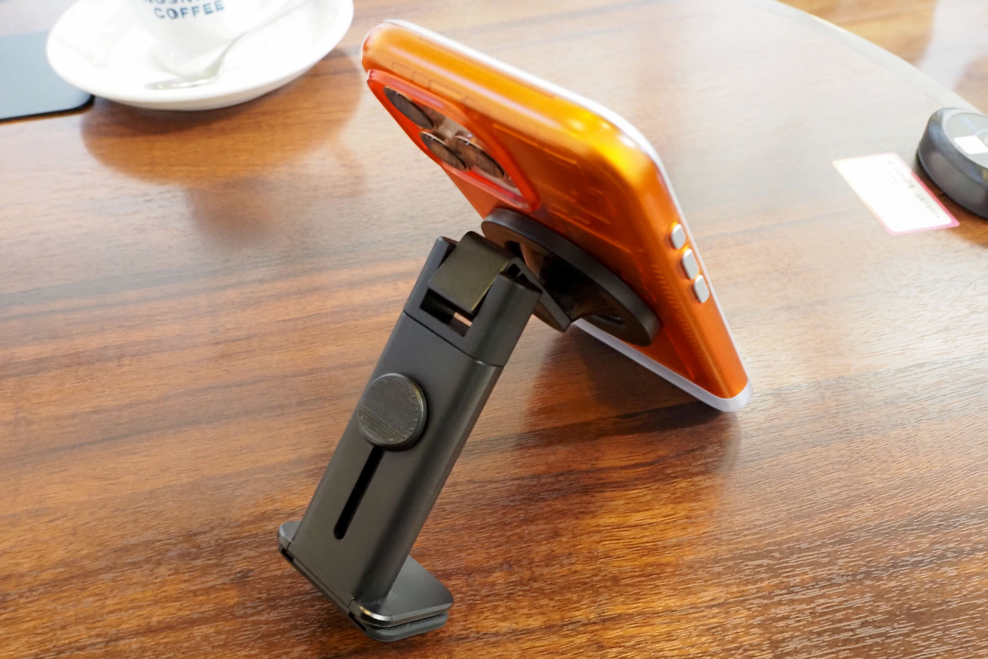 テーブルにクランプするのが憚られる場合、あるいはテーブルが厚くてクランプできない場合、たとえばこのような形状にして直置きのスマートフォンスタンドとして使える。クランプ部下端裏にも滑り止めゴムがあるが、そのゴム部分がテーブルに触れるようにすれば、スマートフォンをタップ操作しても位置がズレてしまうことはほぼない。