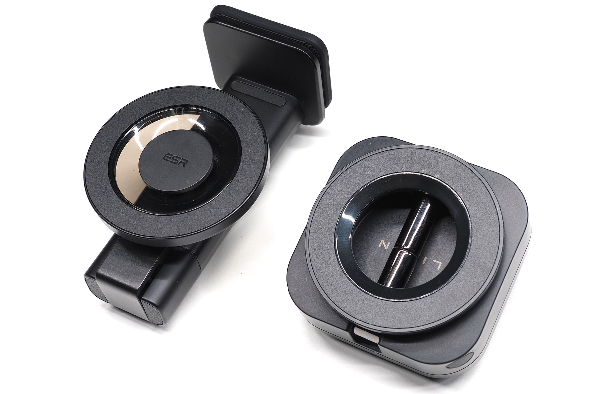 少々ではあるが、ESR製のホルダーよりもコンパクトなLISENブランド品。