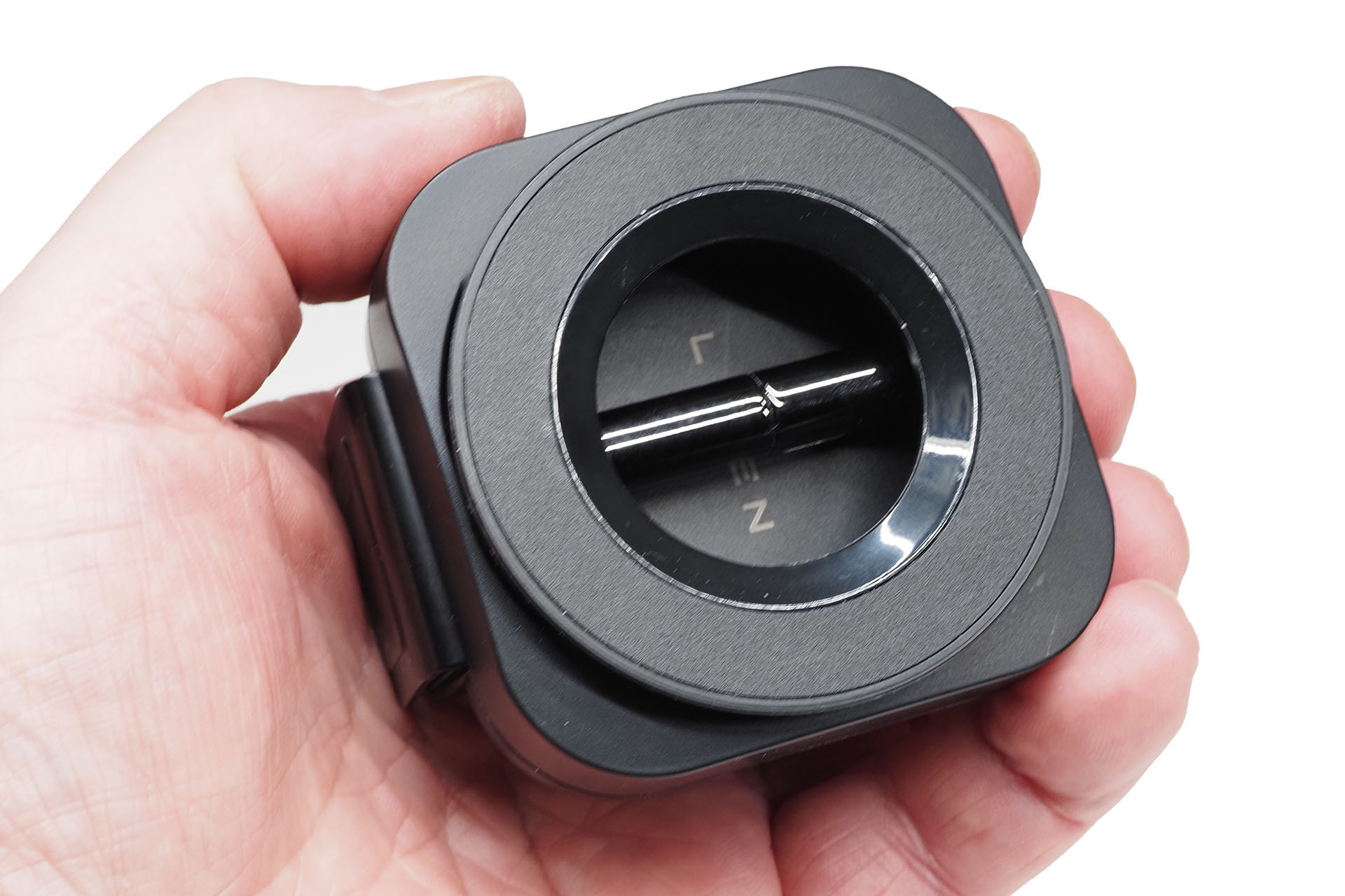 サイズは6.2×6.2×2.3cm。重さは105g。