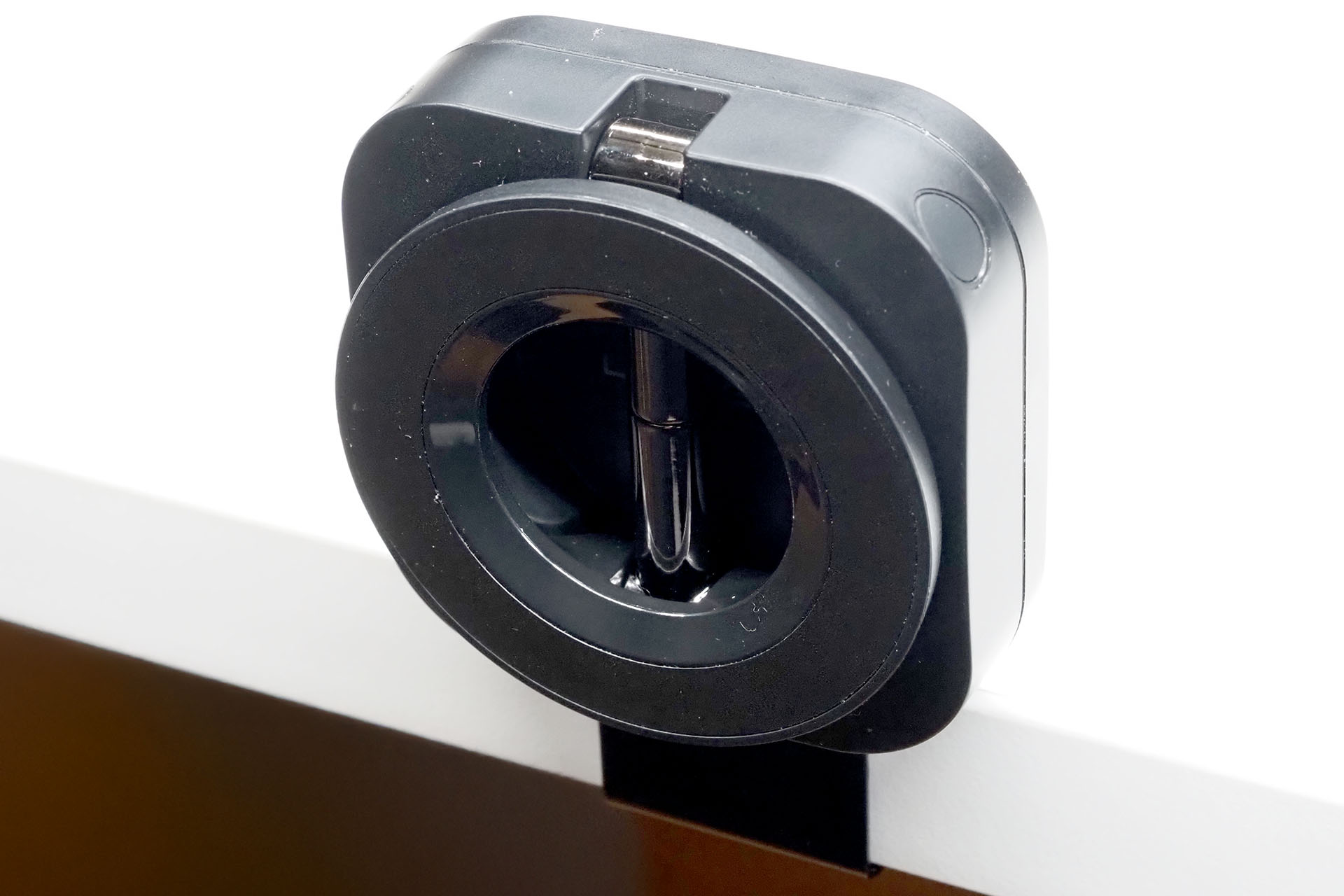 3cm厚までのテーブルなどにクランプできる。ただしこのホルダー、クランプの挟む力がヤケに強い。片手でクランプを開いてテーブルにセット、というのは多くの人にとって無理だと思われる。