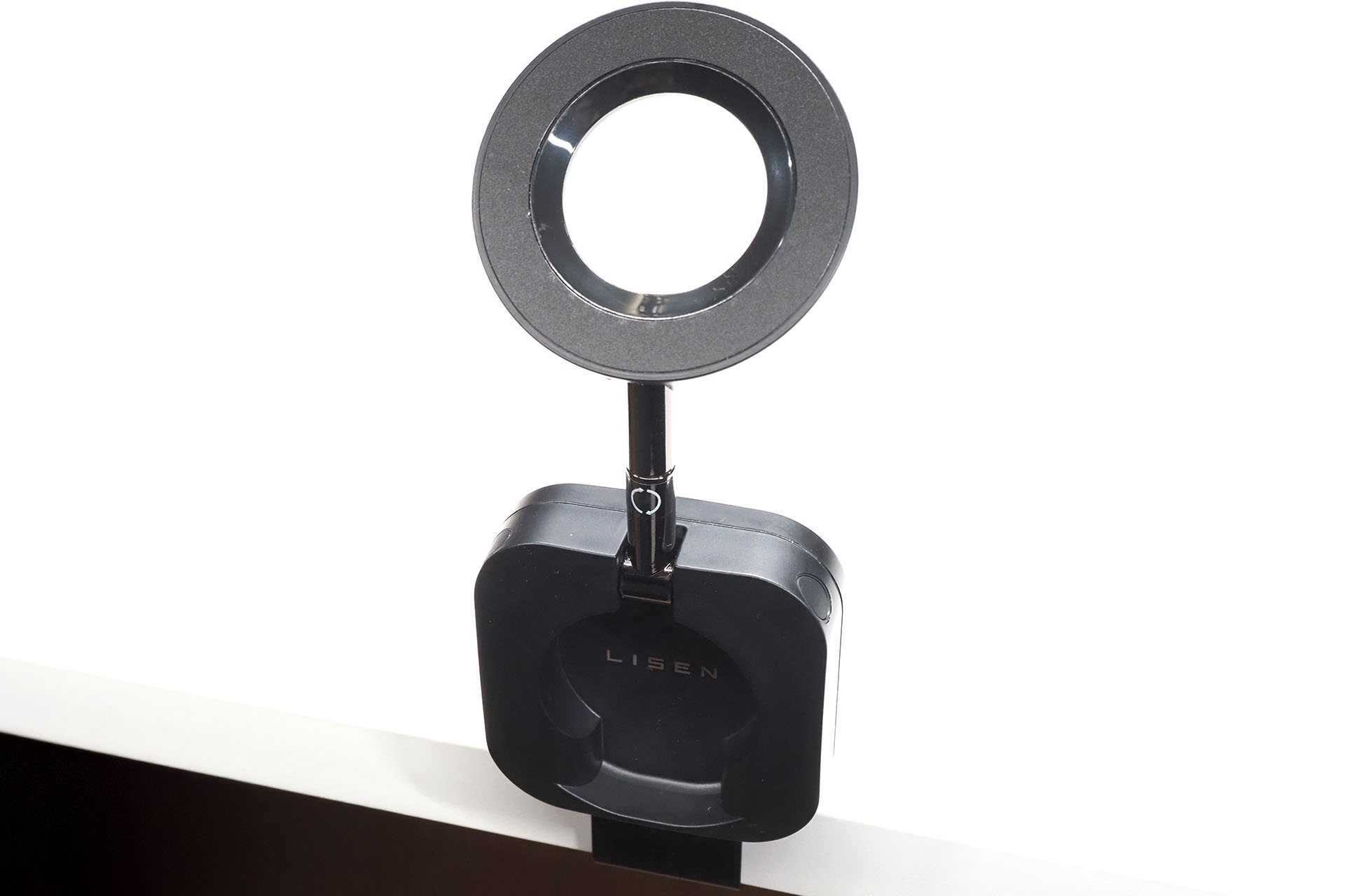 2関節式のアームでMagSafe部が支えられており、それぞれの関節は180°程度回転する。