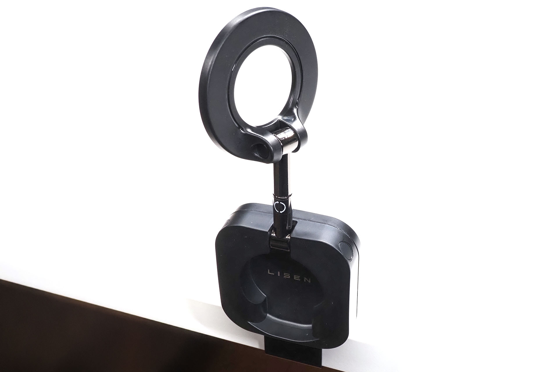 アーム自体も360度回転する。関節部もアーム部もやや固めの設定で安定感がある。