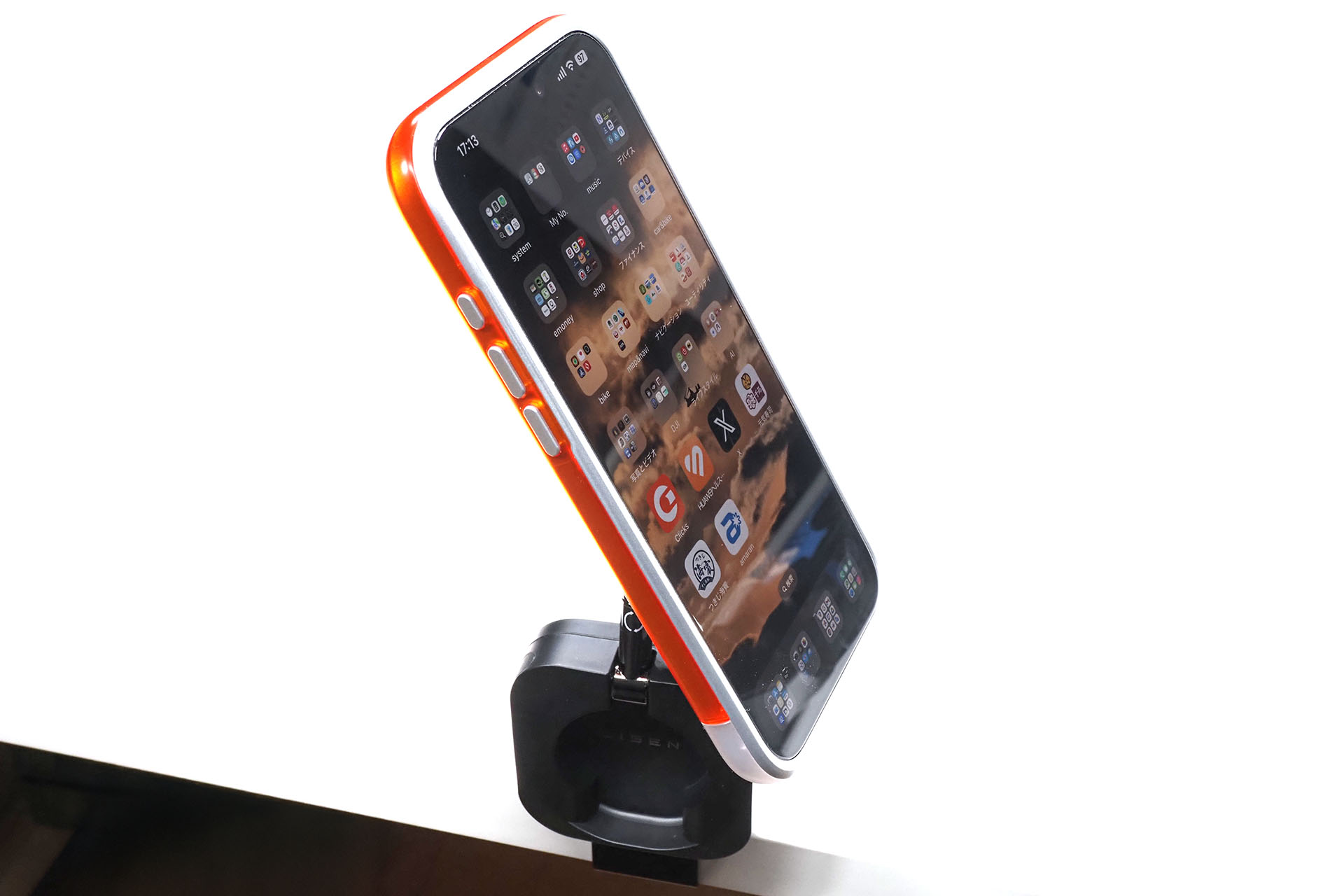 テーブルのどの位置にクランプしても、スマートフォン画面をこちらに向けることができる。もちろんスマートフォン自体も自由に回転させられる。MagSafeの固定力は、iPhoneが裸の状態だと「十分安定的」と感じられる。iPhoneをマグネット入りMagSafeケースに入れた場合だと「非常に安定的だがiPhone外すのにけっこう力が要る」というイメージだ。
