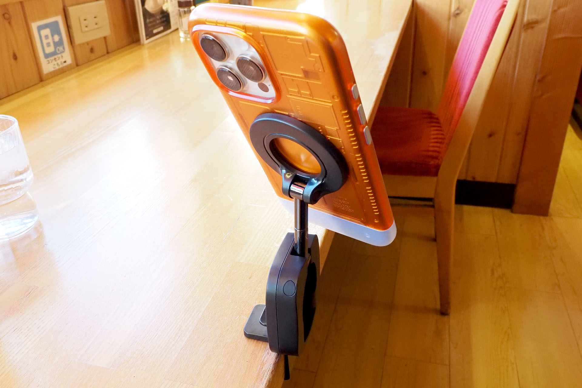 カフェのテーブルで使っている様子。