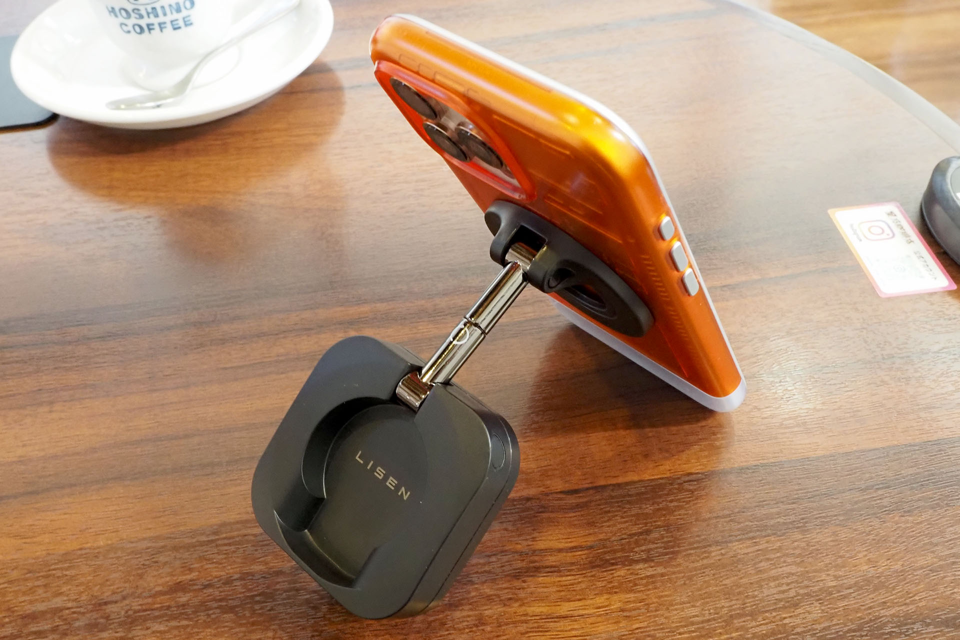 このように直置きのスマートフォンスタンドとしても使えるが、滑り止め部がないので画面タップ操作などをすると滑ってしまう。