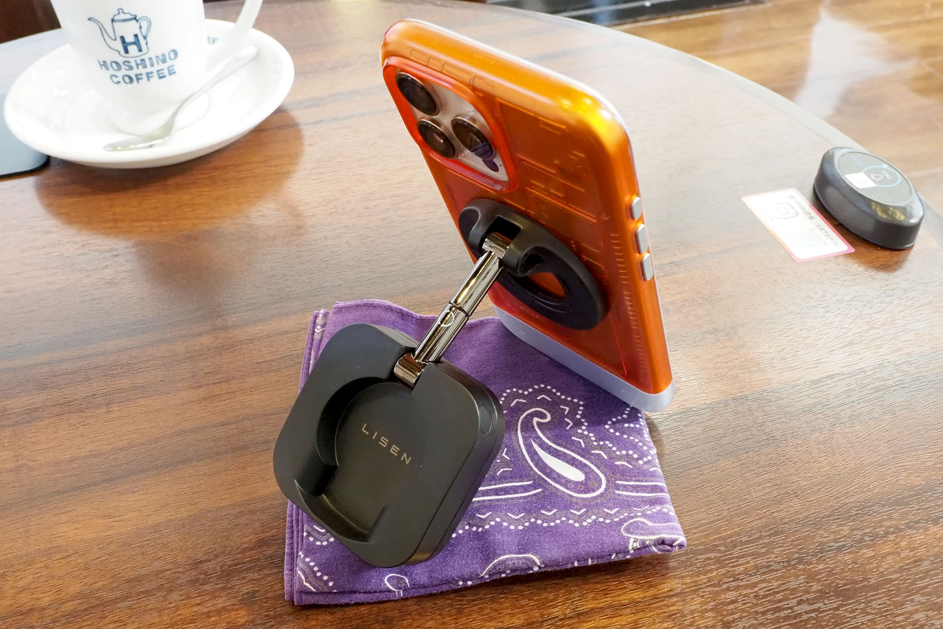 ハンカチなどを敷けばそこそこ滑らなくなる。