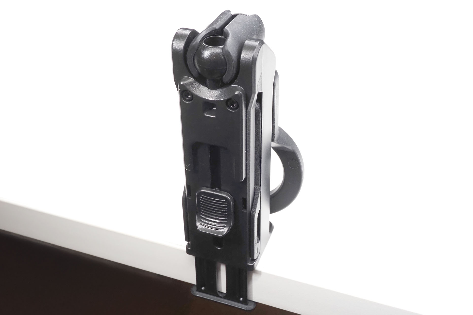 4cm厚までのテーブルなどにクランプできる。クランプする力は強すぎず弱すぎず、開くのもわりと容易で実用的だ。