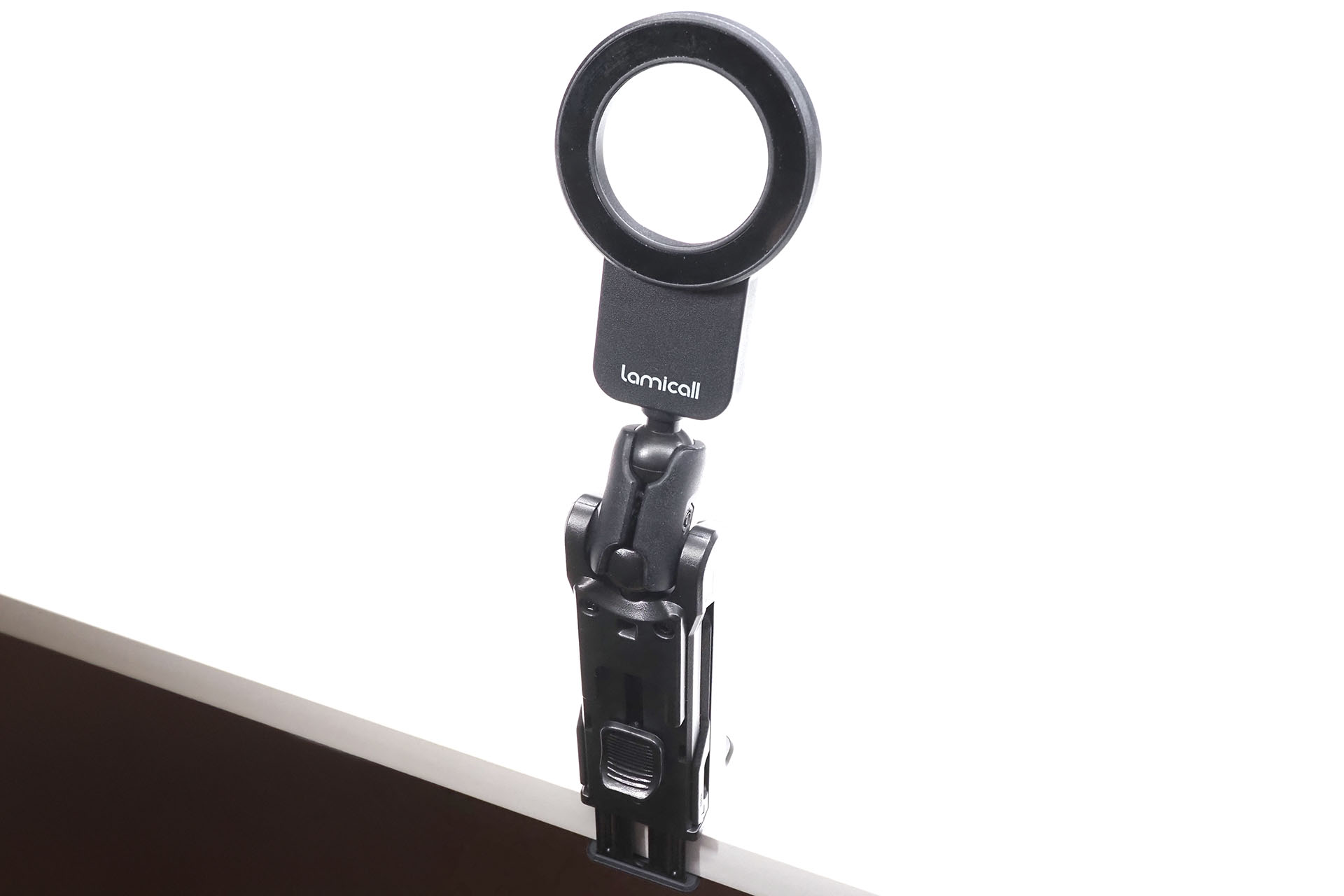 MagSafe部は2関節式の短いアームに支えられている。